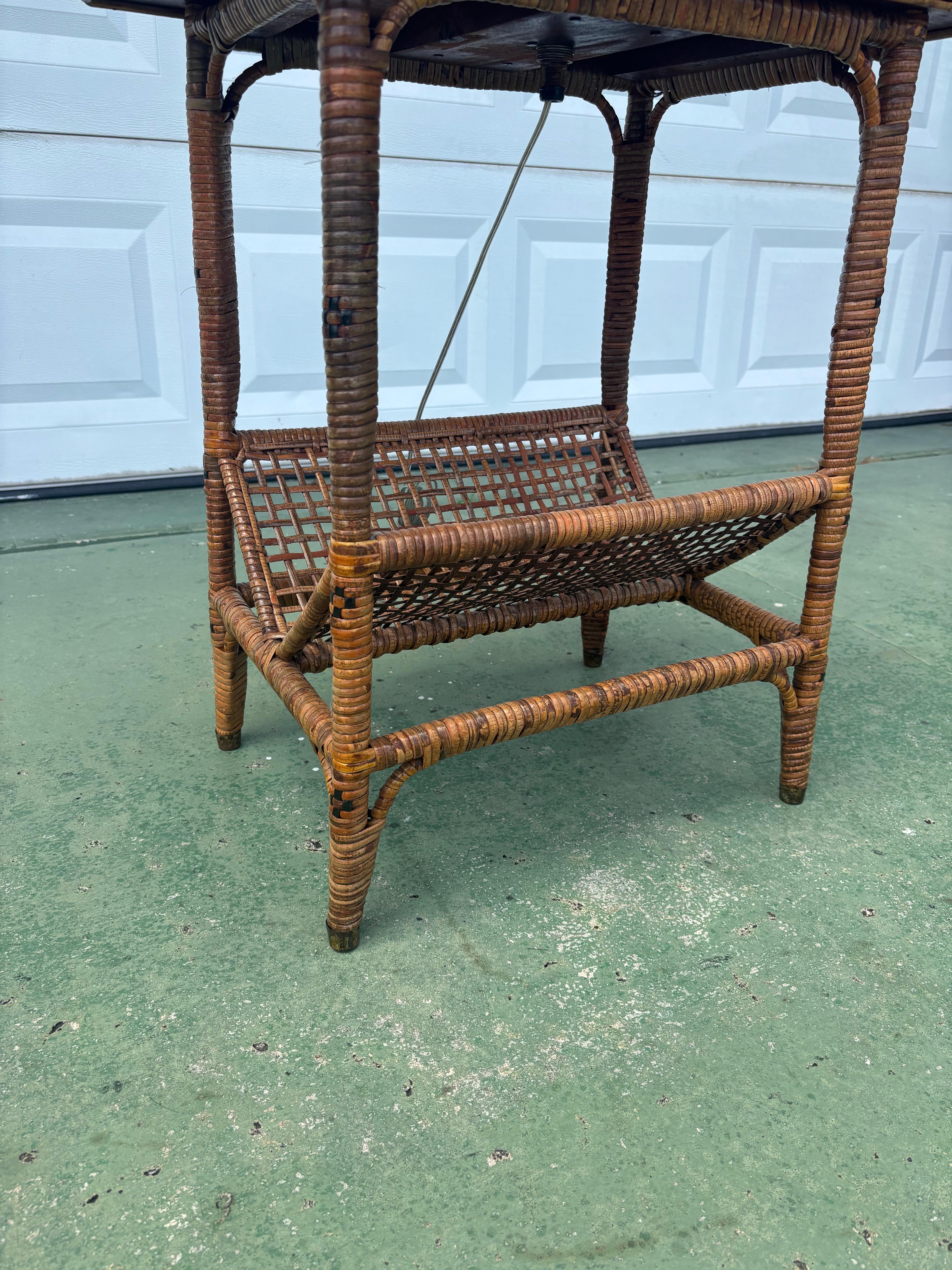 Vintage Coastal Cane Wrapped Stehlampe mit Tisch und Magazin Rack (Gehstock) im Angebot