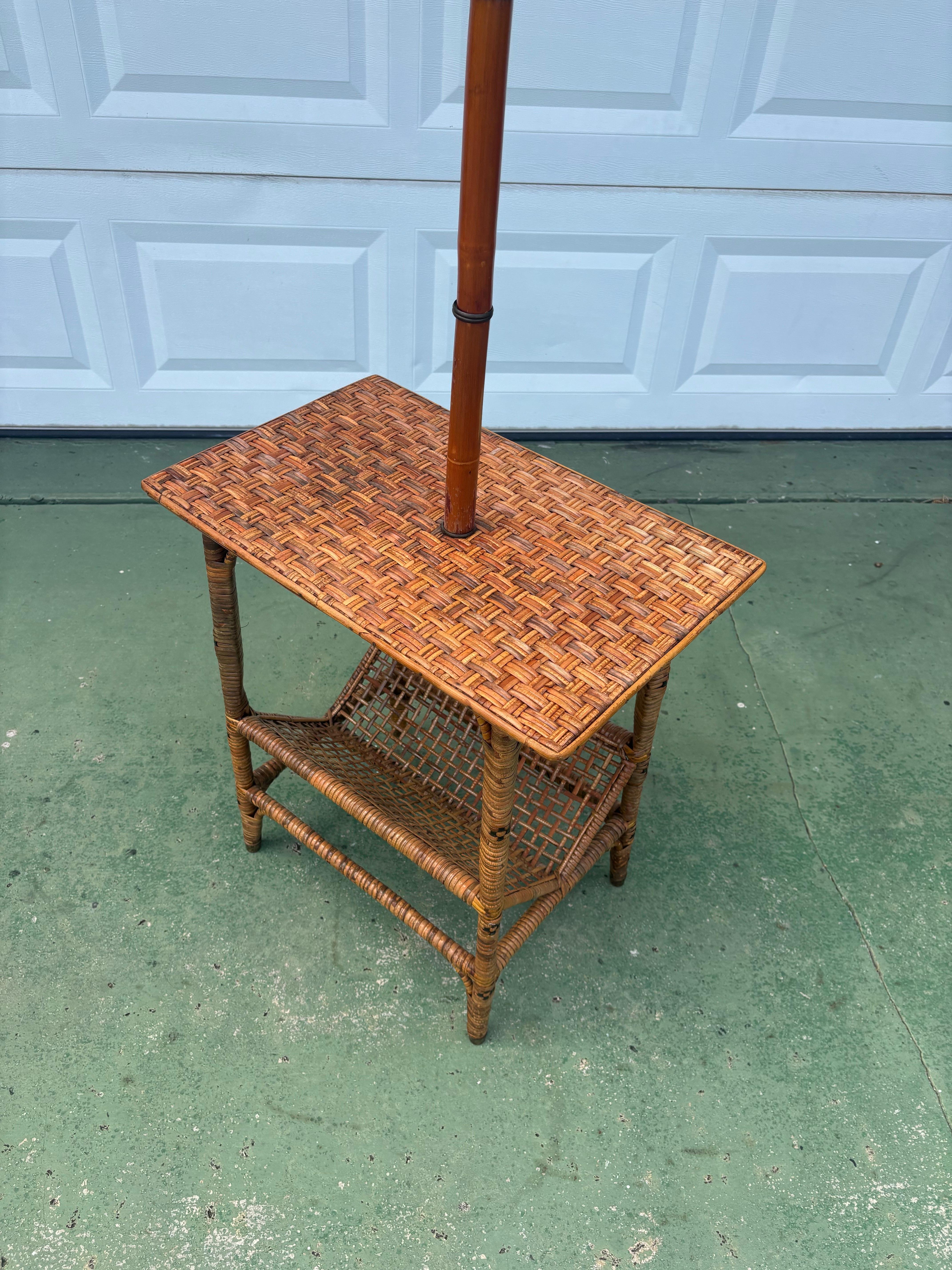 Vintage Coastal Cane Wrapped Stehlampe mit Tisch und Magazin Rack im Angebot 2