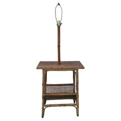 Vintage Coastal Cane Wrapped Stehlampe mit Tisch und Magazin Rack