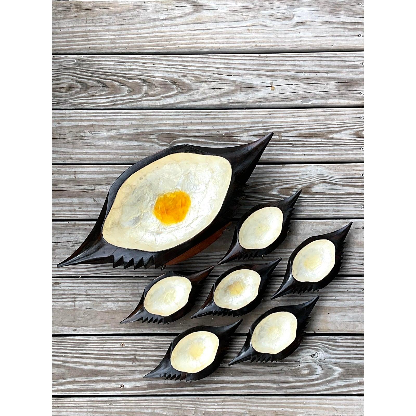 Nous vous présentons un ensemble Vintage Coastal Capiz Crab Chip and Dip Set vraiment unique, un ensemble captivant parfait pour recevoir avec une touche de charme océanique. Cet ensemble artisanal comprend un grand bol remarquable et six bols