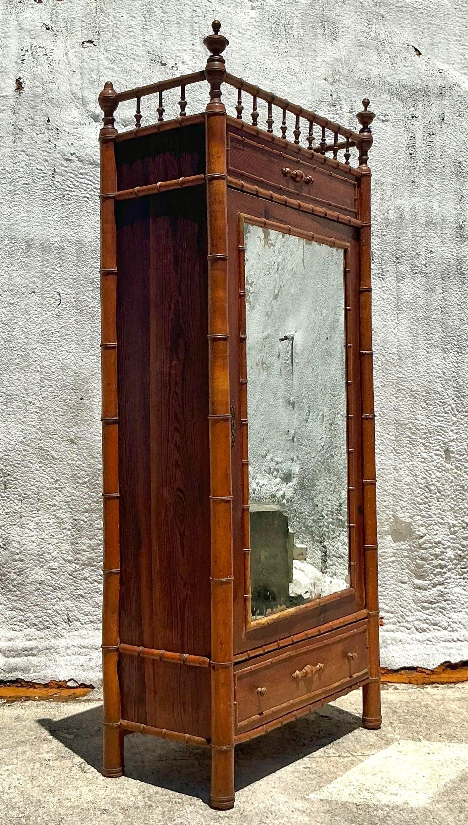 Scopri l'eleganza senza tempo dell'Armoire in bambù intagliato Vintage Coastal. Sapientemente realizzato con intricati dettagli in bambù, questo pezzo in stile americano dona un tocco di fascino costiero a qualsiasi spazio. Perfetto per aggiungere