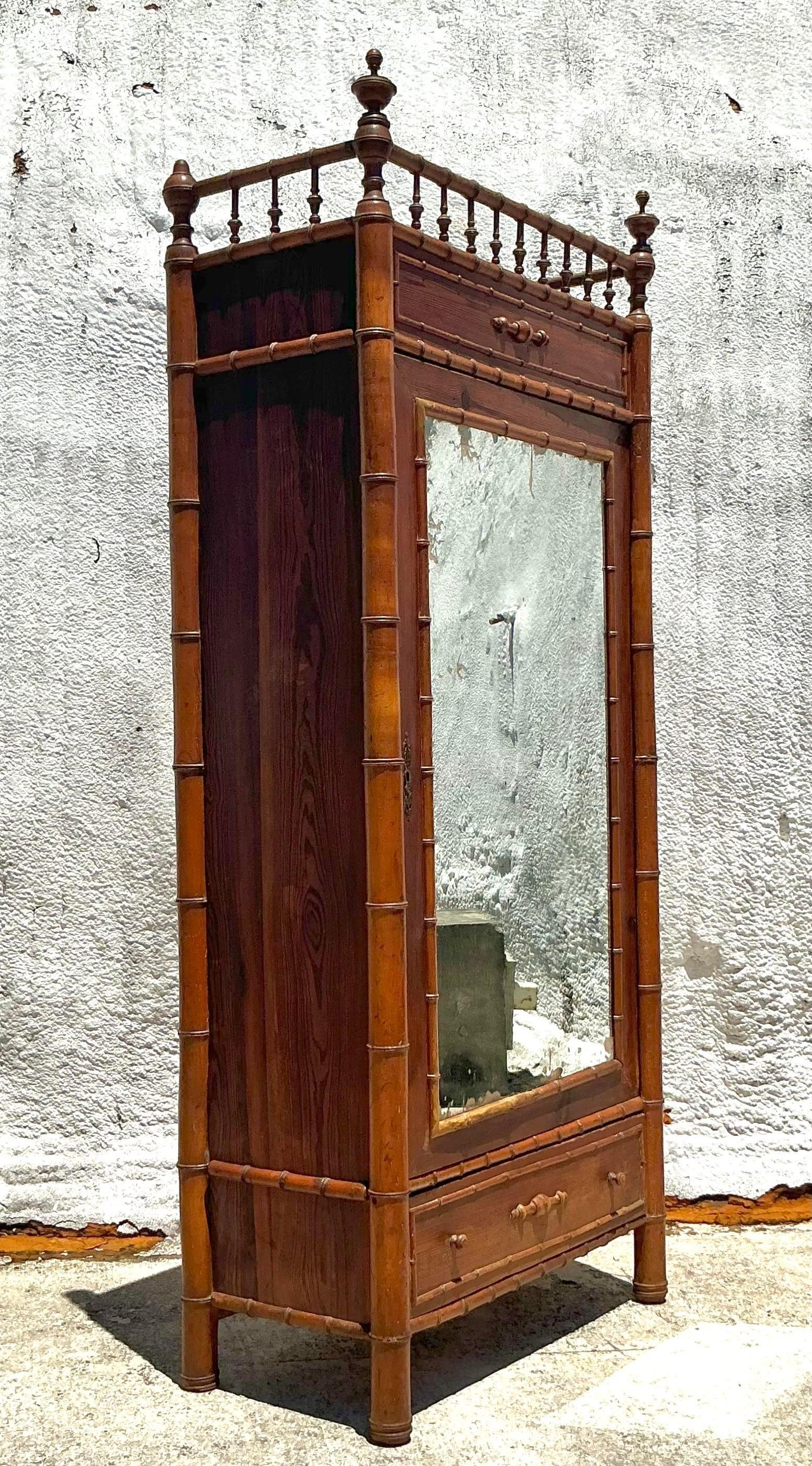 Armadio in bambù intagliato Vintage By In condizioni buone in vendita a West Palm Beach, FL