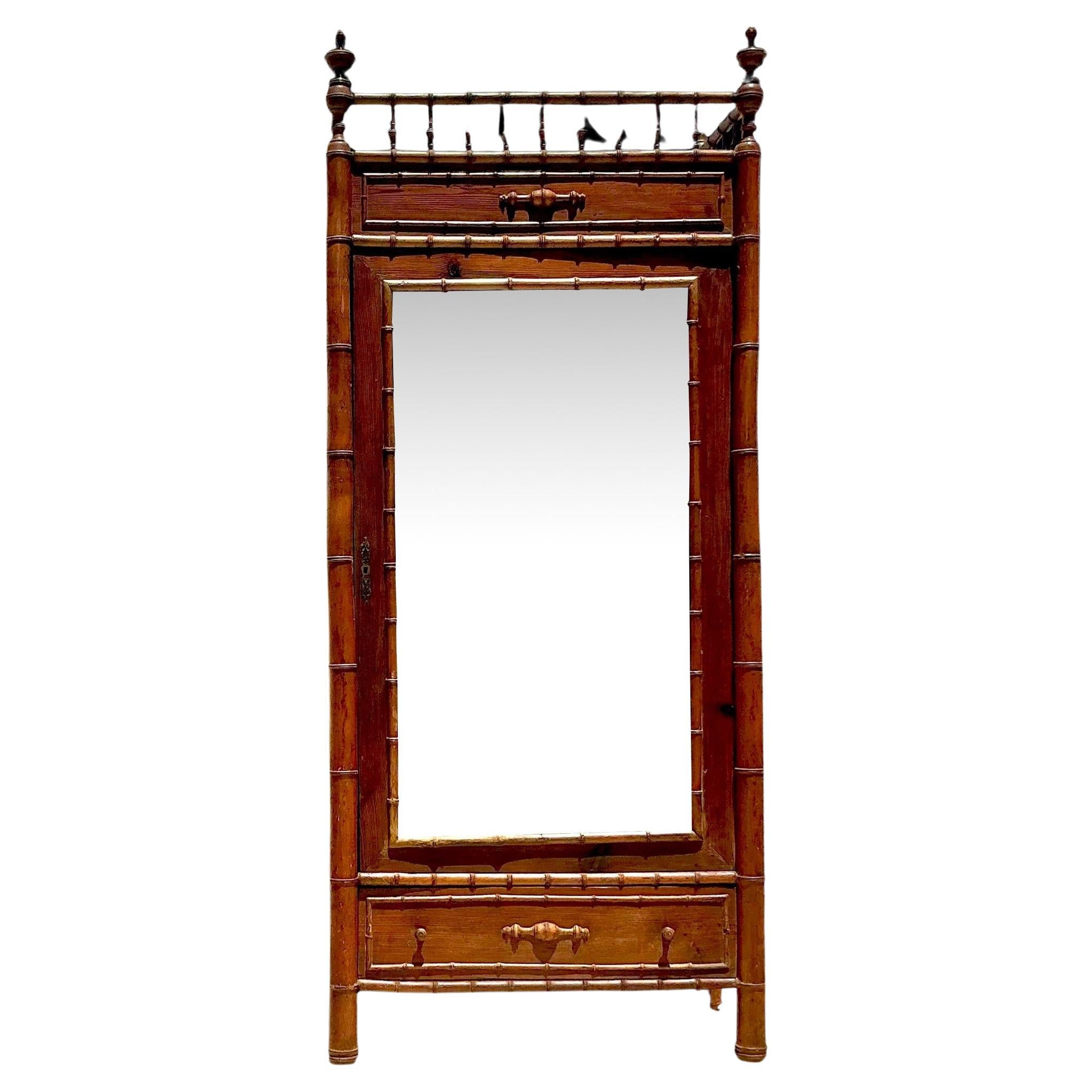 Armoire vintage en bambou sculpté