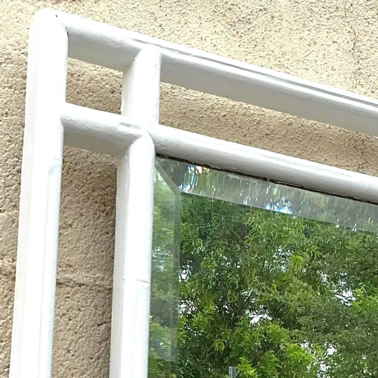 Questo specchio costiero vintage presenta una splendida cornice in bambù intagliato, che evoca un'atmosfera rilassata e marittima. Con la sua texture naturale e i sottili dettagli ispirati alla spiaggia, dona un tocco di fascino costiero e di
