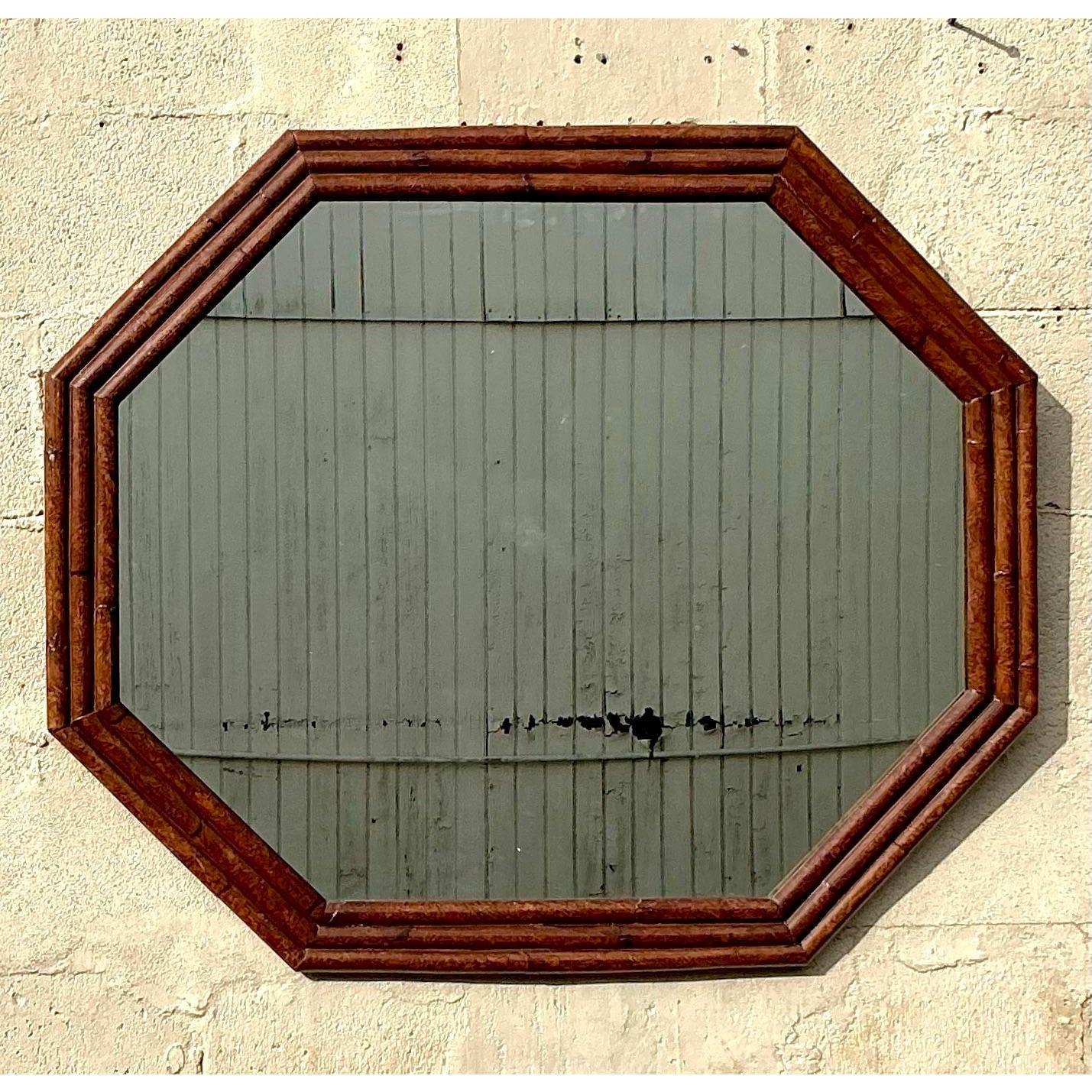 Rehaussez votre décor avec le charme naturel de ce miroir octogonal vintage en bambou sculpté. Avec son cadre octogonal unique et sa fabrication artisanale en bambou, ce miroir évoque la brise du bord de mer. Parfait pour les entrées, les salons ou