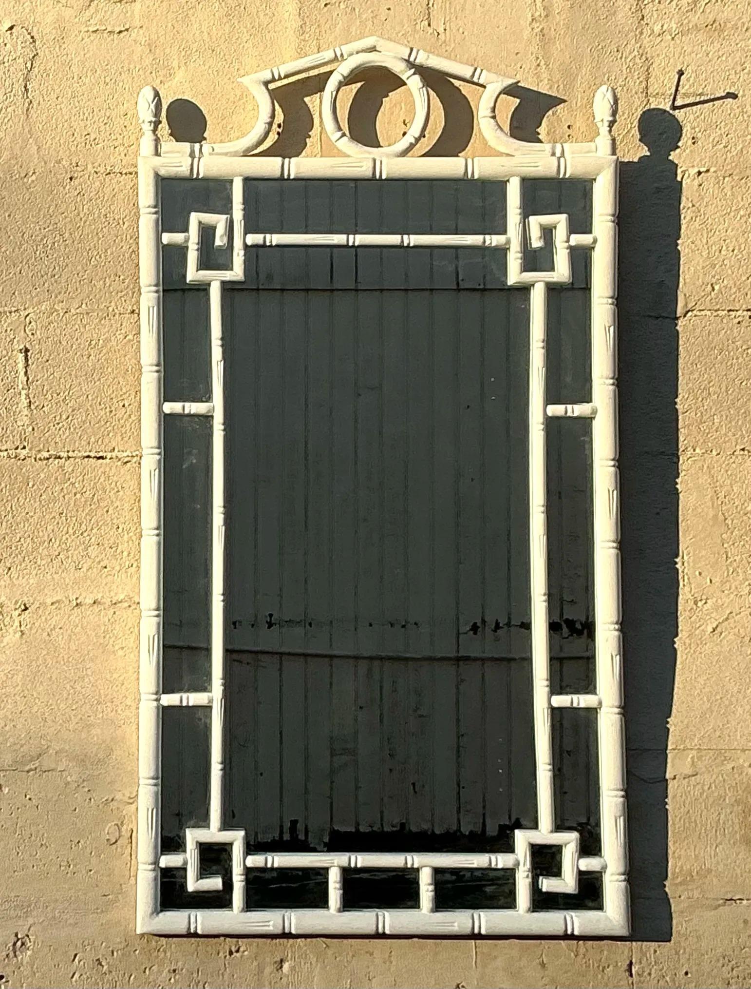 Un incantevole specchio Pediment in bambù intagliato in stile costiero vintage con cornice rettangolare realizzata in bambù naturale. L'intricato intaglio e i toni caldi del bambù evocano un'estetica rilassata e tropicale, perfetta per gli interni