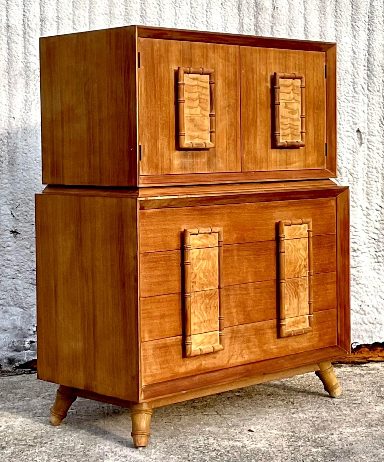 Una cassapanca da uomo costiera vintage con dettagli intagliati e accenti bordati di bambù, che unisce il fascino tropicale a un'eleganza senza tempo. Questo spazioso mobile offre stile e funzionalità, grazie all'ampio spazio per riporre gli oggetti