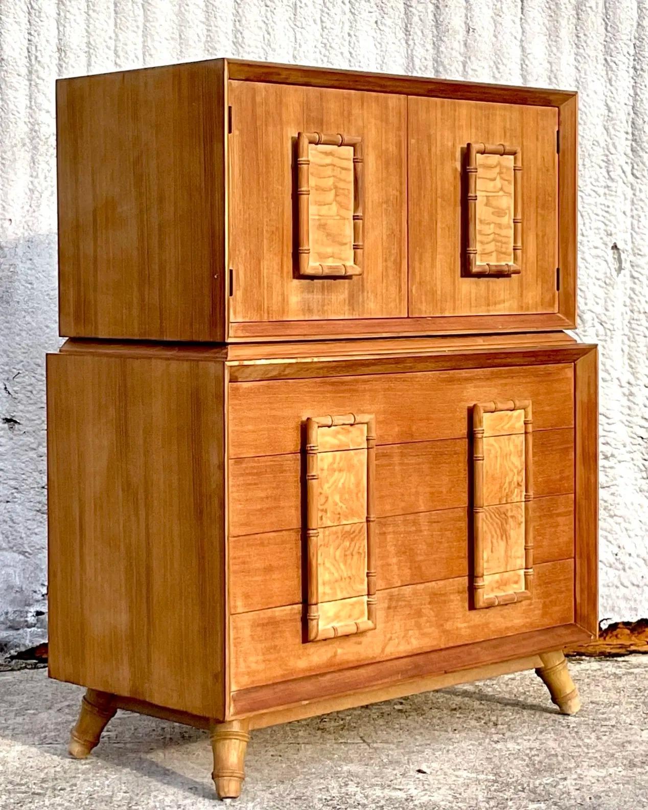 Legno Cassapanca da gentiluomo in bambù intagliato d'epoca in vendita