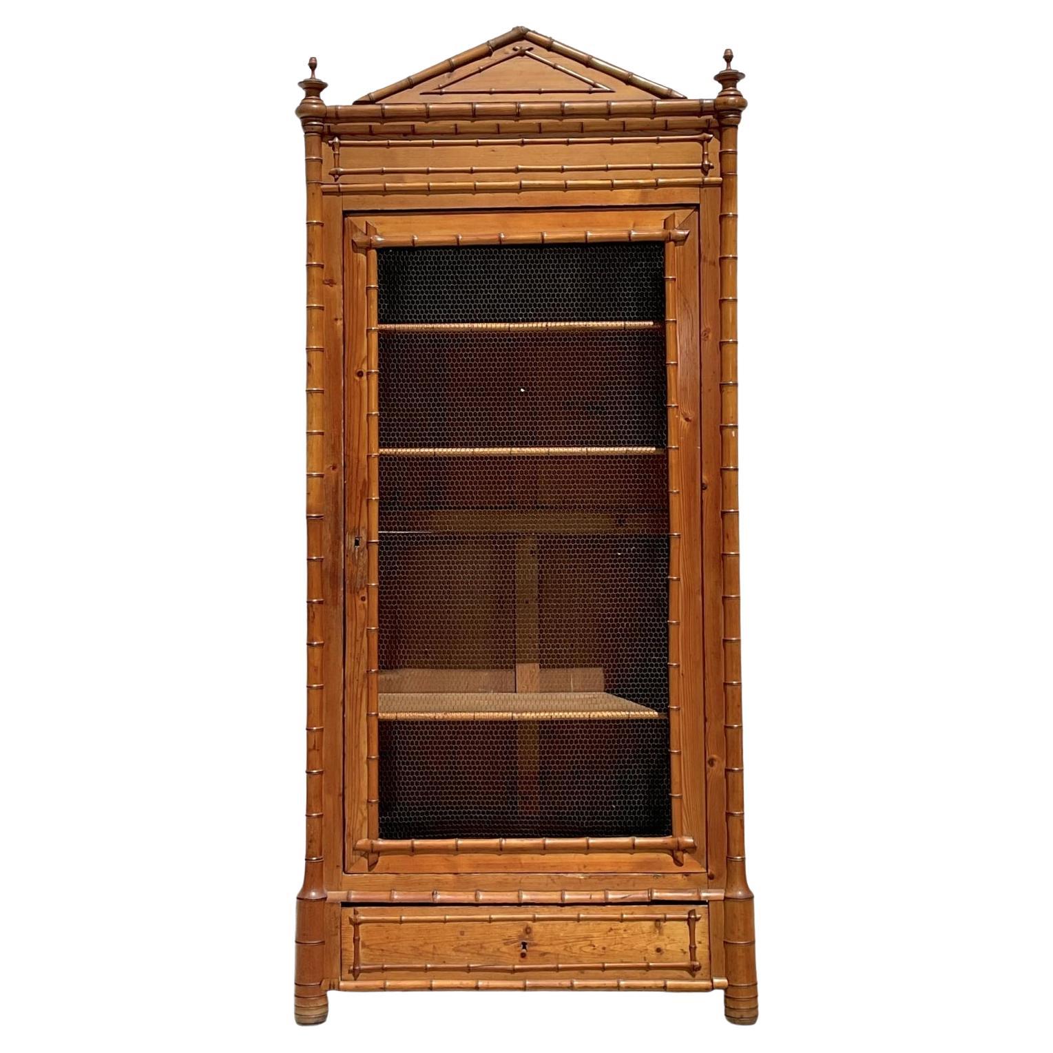 Armoire vintage en bambou sculpté à façade grillagée