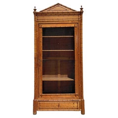 Armoire vintage en bambou sculpté à façade grillagée