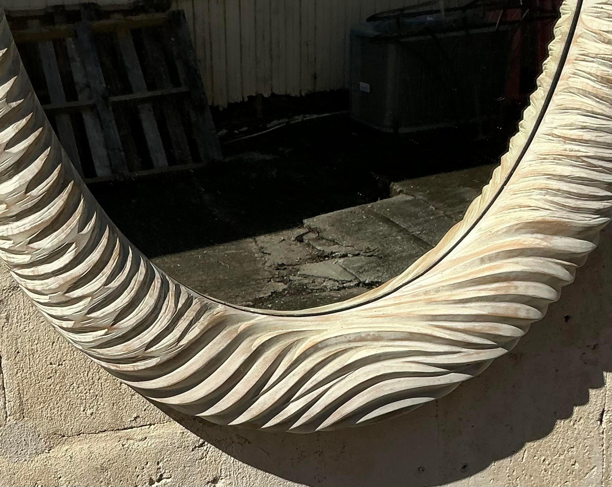 Apportez une brise tropicale à votre espace avec ce miroir vintage côtier en forme de palmier sculpté. Avec ses motifs de palmiers sculptés le long du cadre, ce miroir évoque le charme décontracté de la vie côtière. La finition en bois clair et