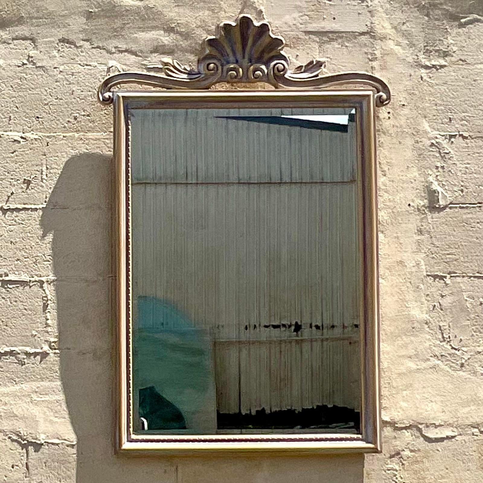 Infusez votre espace avec un charme côtier en utilisant notre miroir Vintage Coastal Carved Shell. Fabriquée à la main aux États-Unis, cette pièce exquise reflète l'artisanat américain dans ce qu'il a de meilleur, alliant la beauté naturelle à