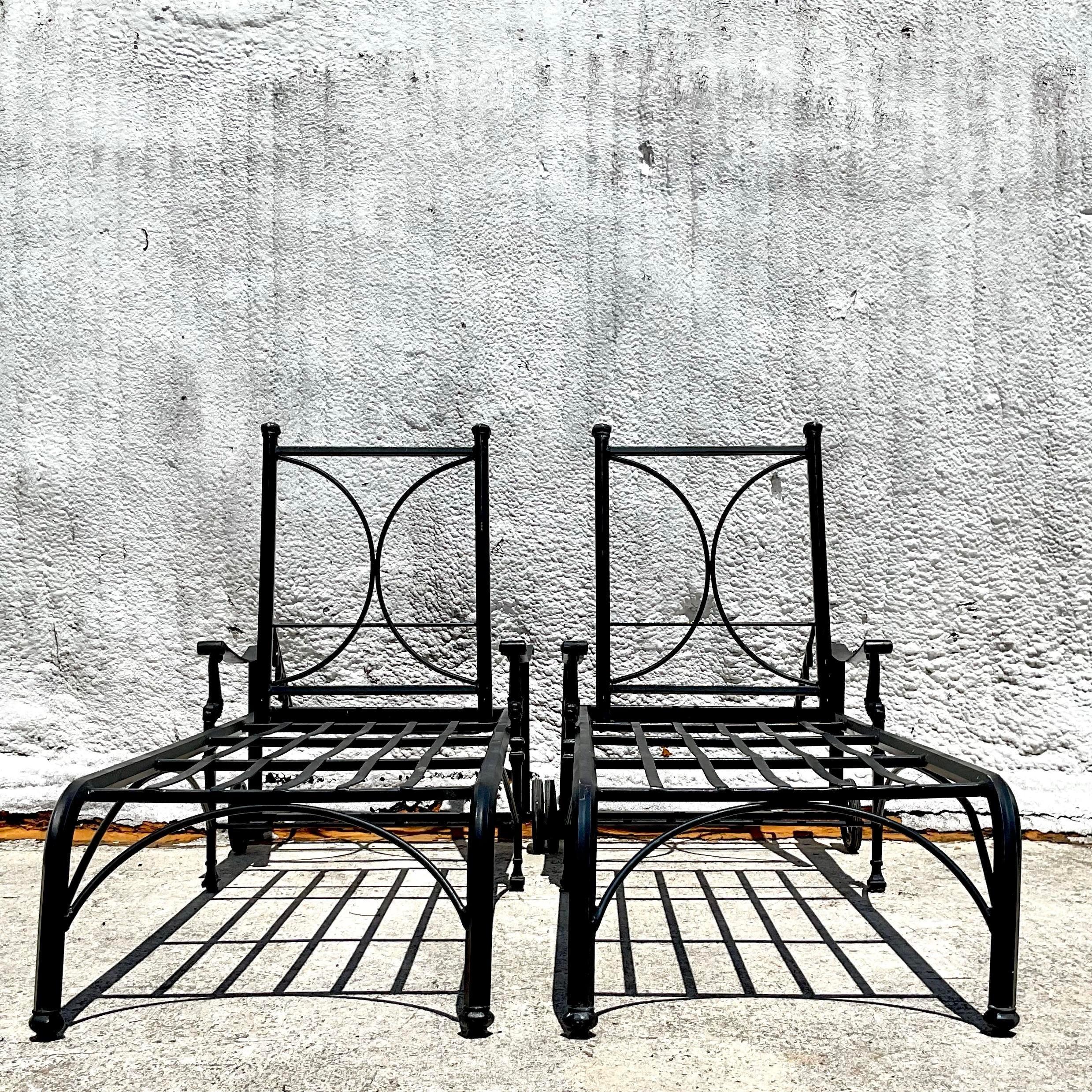 Koi Chaise Lounge aus Aluminiumguss- Coastal-Kunststoffguss – ein Paar (amerikanisch) im Angebot