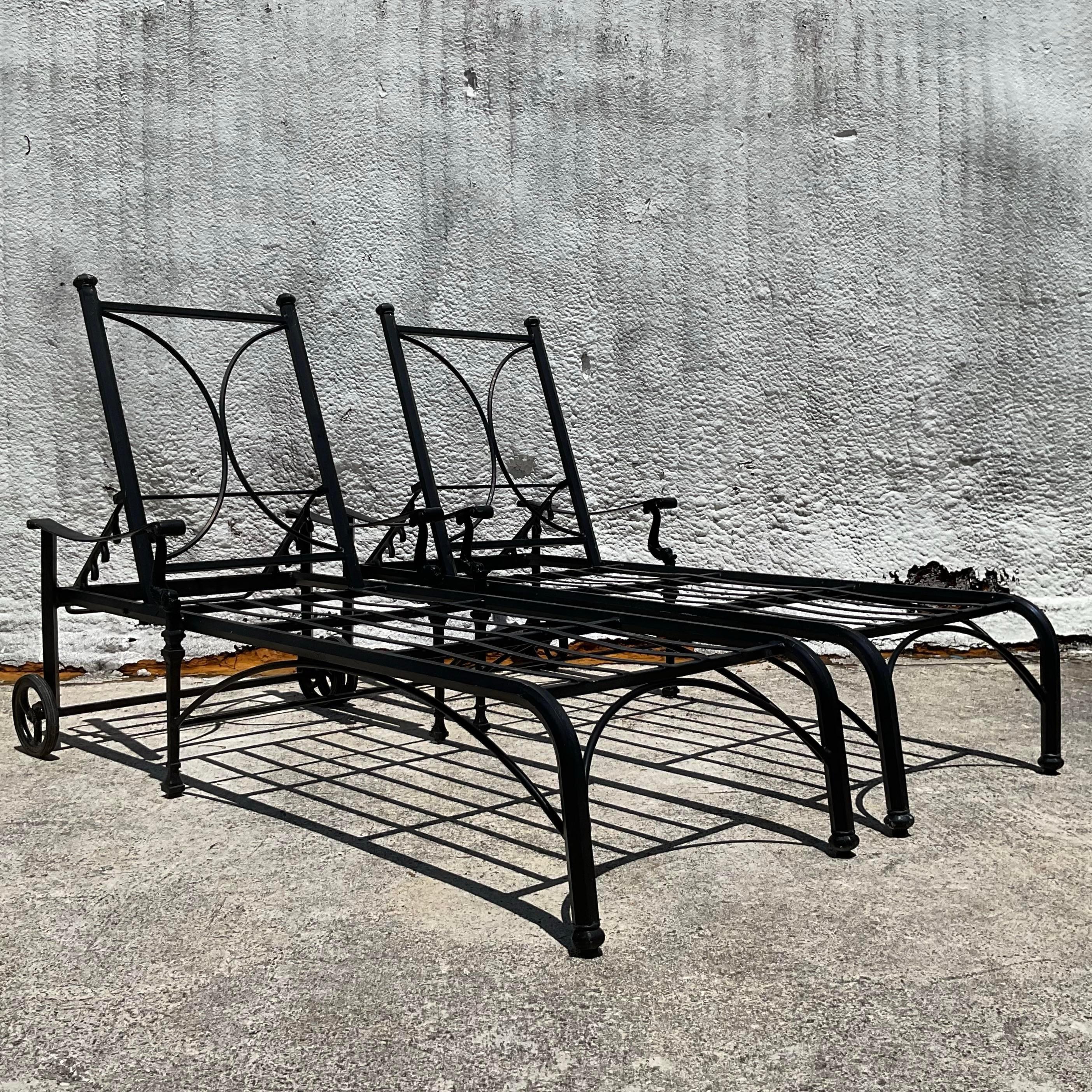 Koi Chaise Lounge aus Aluminiumguss- Coastal-Kunststoffguss – ein Paar im Zustand „Gut“ im Angebot in west palm beach, FL