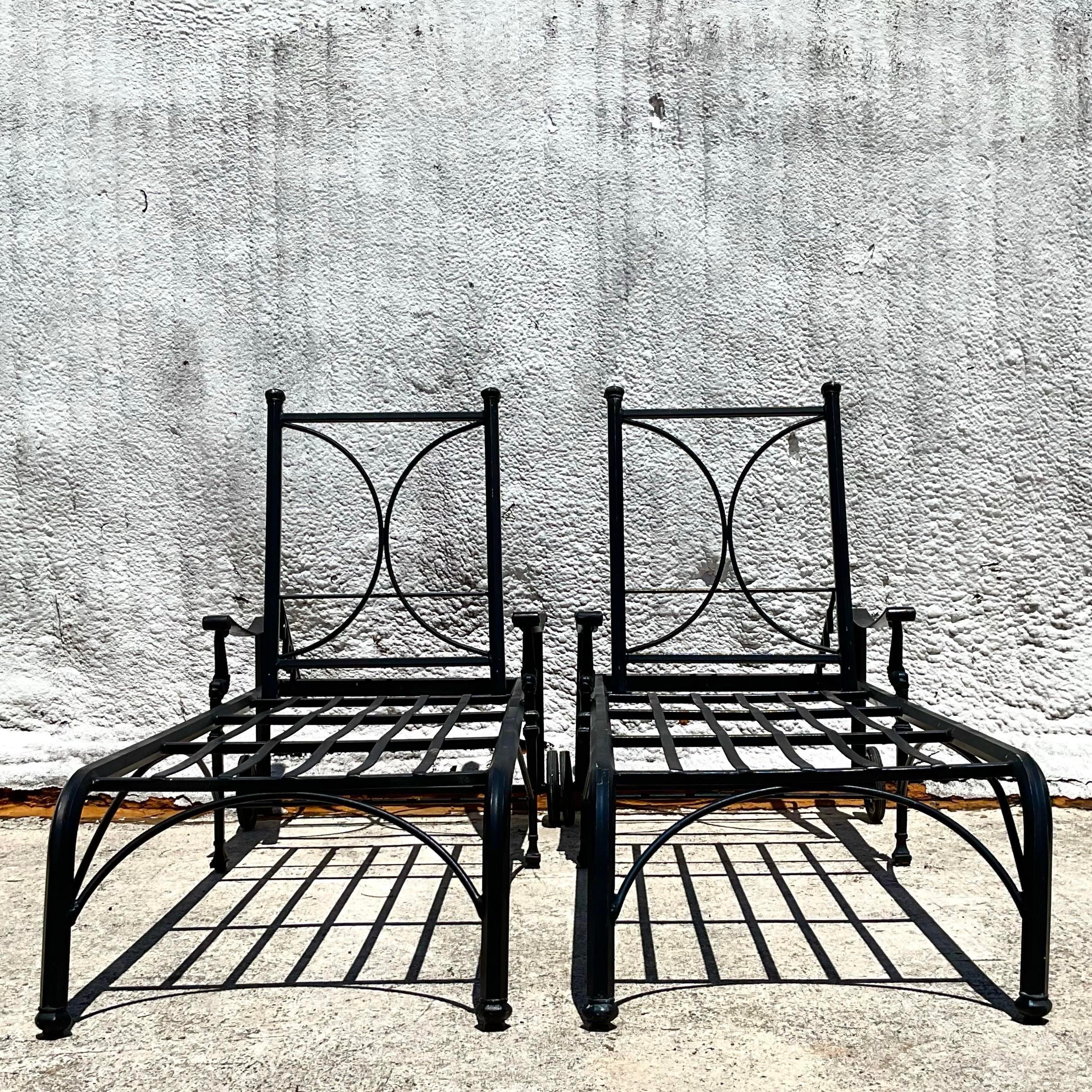 Koi Chaise Lounge aus Aluminiumguss- Coastal-Kunststoffguss – ein Paar (20. Jahrhundert) im Angebot