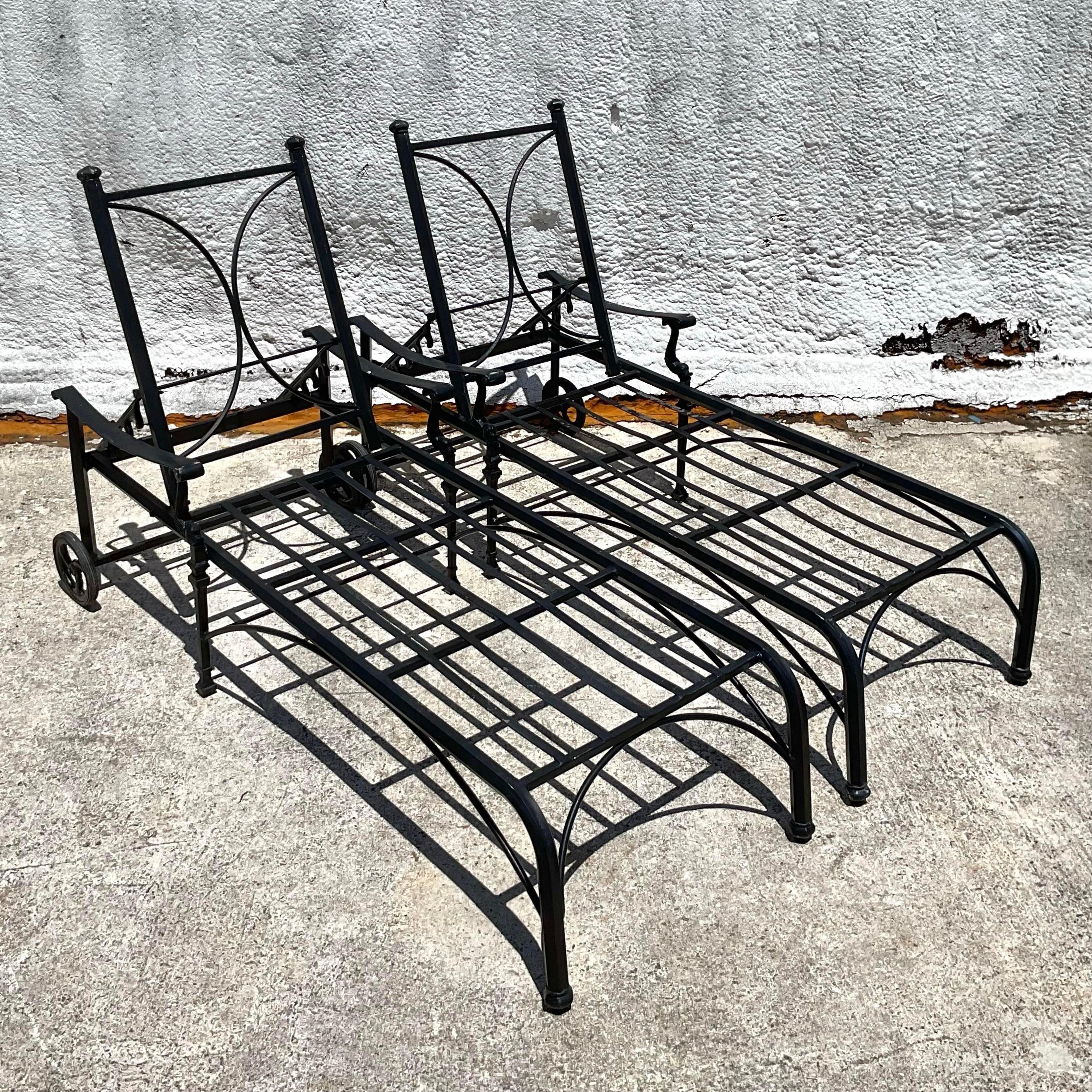 Koi Chaise Lounge aus Aluminiumguss- Coastal-Kunststoffguss – ein Paar im Angebot 1