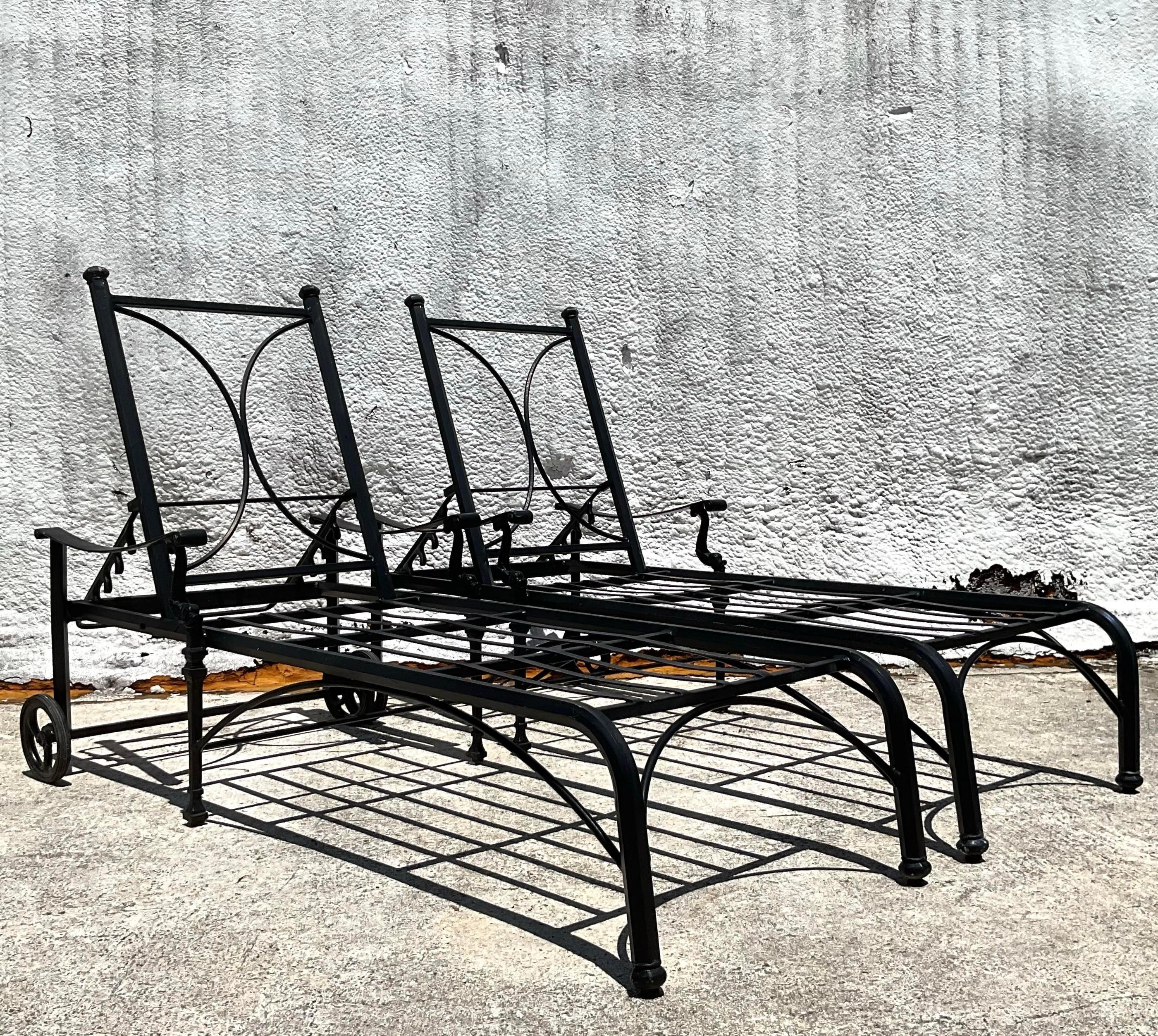 Koi Chaise Lounge aus Aluminiumguss- Coastal-Kunststoffguss – ein Paar im Angebot 3