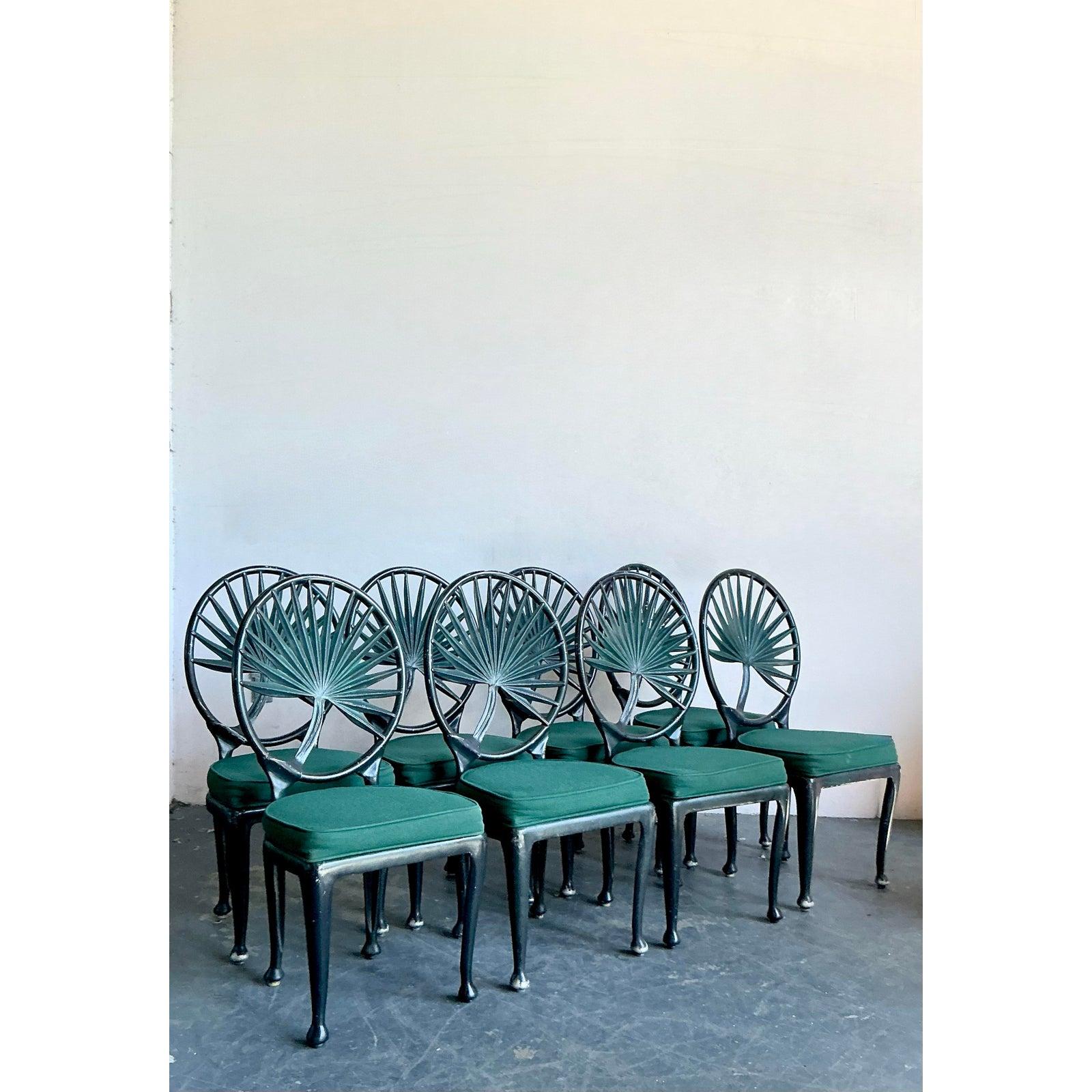 Ti presentiamo un eccezionale set di otto sedie da pranzo vintage Coastal Hollywood Regency, realizzate in alluminio fuso con un caratteristico design a fronde di palma. Queste sedie di grande impatto sono una testimonianza di una sofisticata vita