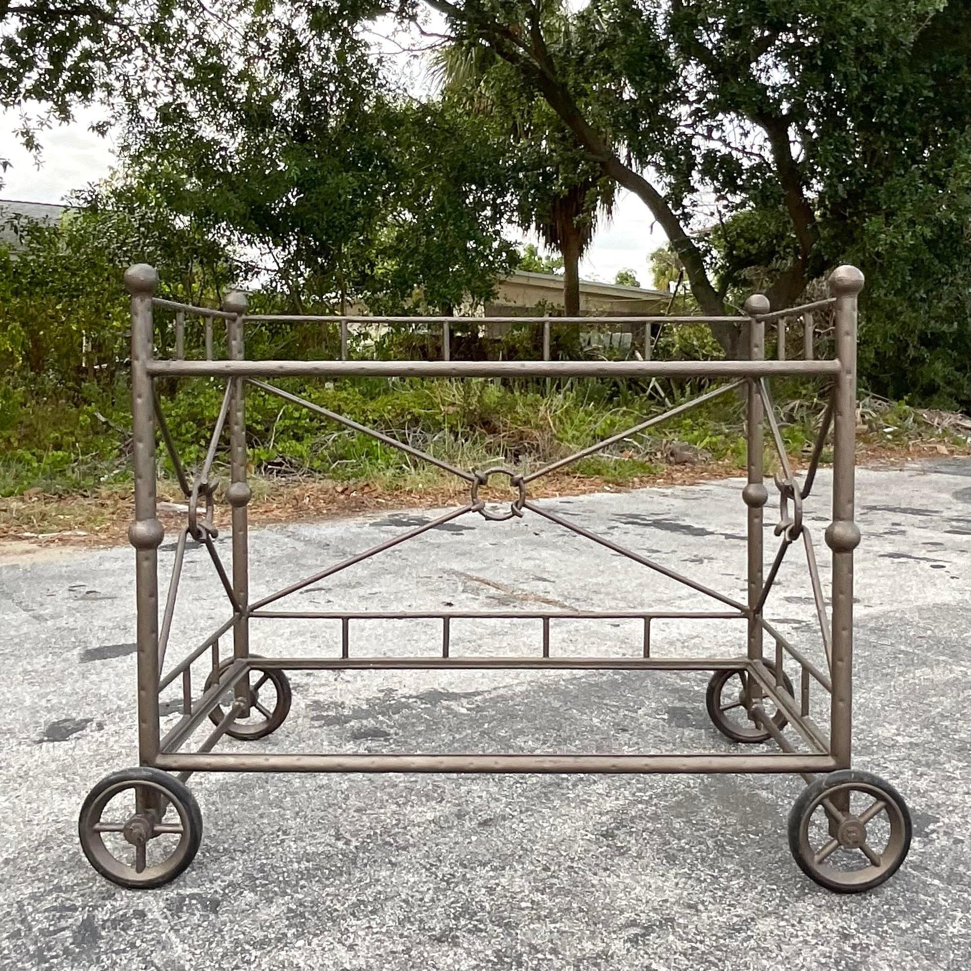 Américain Chariot de bar vintage en fonte d'aluminium à dos ciblé en vente