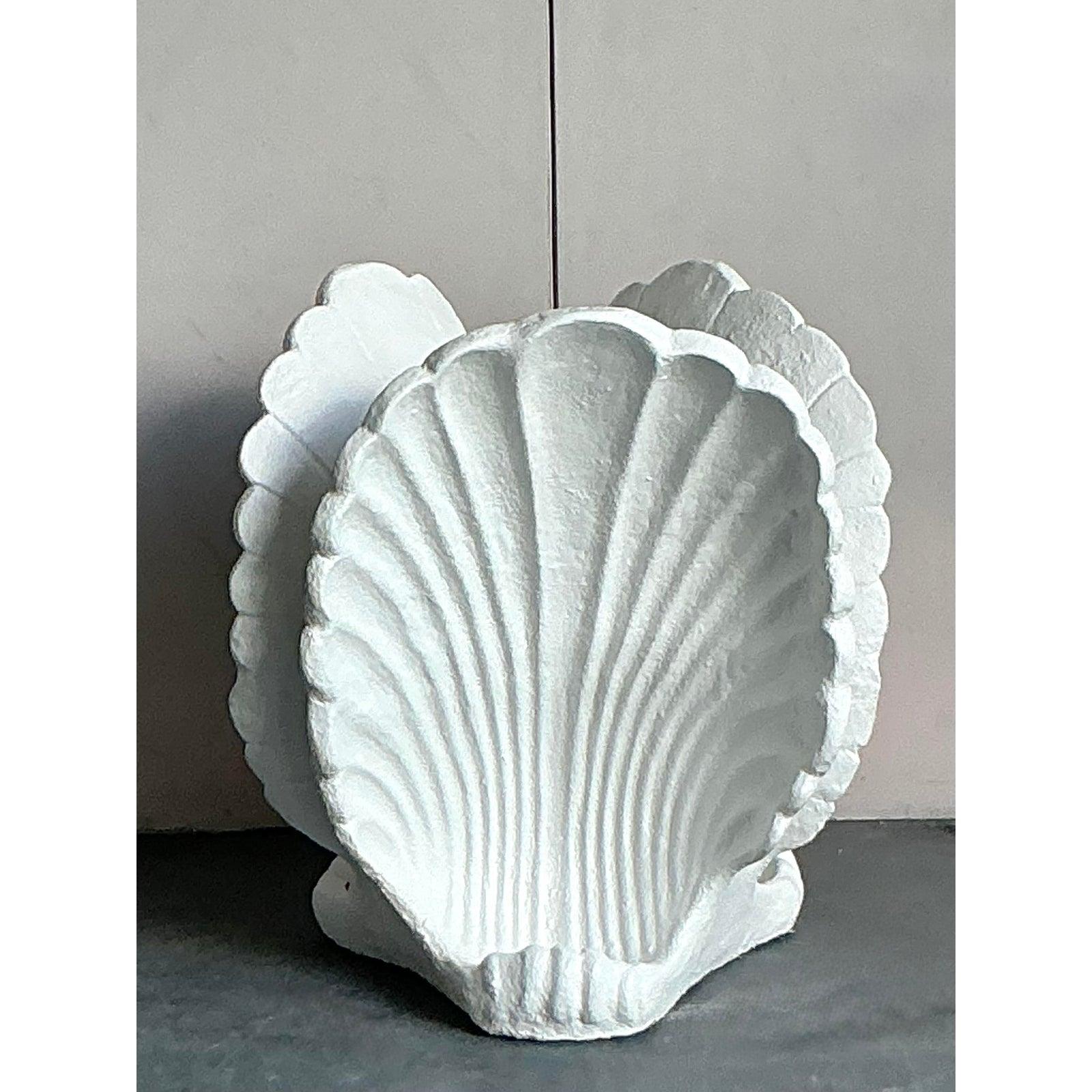 Setzen Sie einen dramatischen Akzent an der Küste mit diesem atemberaubenden Vintage-Muscheltischfuß aus den 1980er Jahren. Dieses äußerst skulpturale Stück ist aus Gussbeton gefertigt und weist ein ikonisches Doppelmuscheldesign auf, das sich