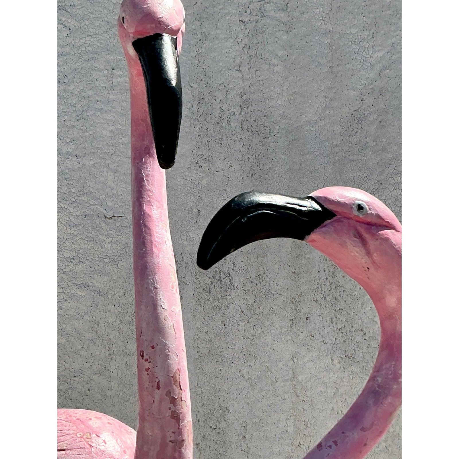Ajoutez une touche fantaisiste de charme côtier à votre décor avec cette superbe paire de flamants roses vintage en fonte. Réalisées avec des détails plus vrais que nature, ces élégantes sculptures capturent la beauté et la grâce de ces oiseaux