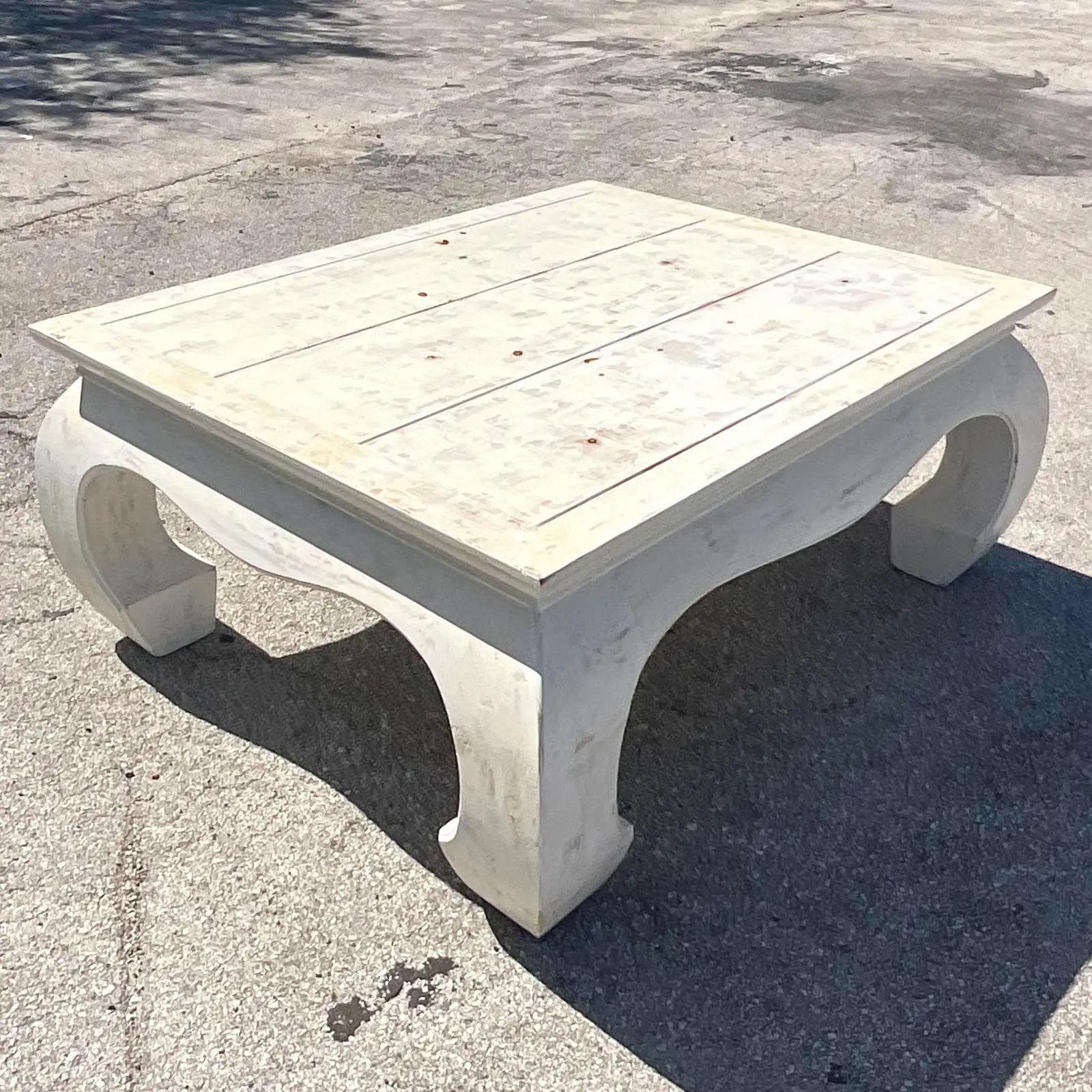 Superbe table basse vintage Ming. Un beau profil haut sur une finition en pin noueux cérusé. Acquis d'une propriété de Palm Beach