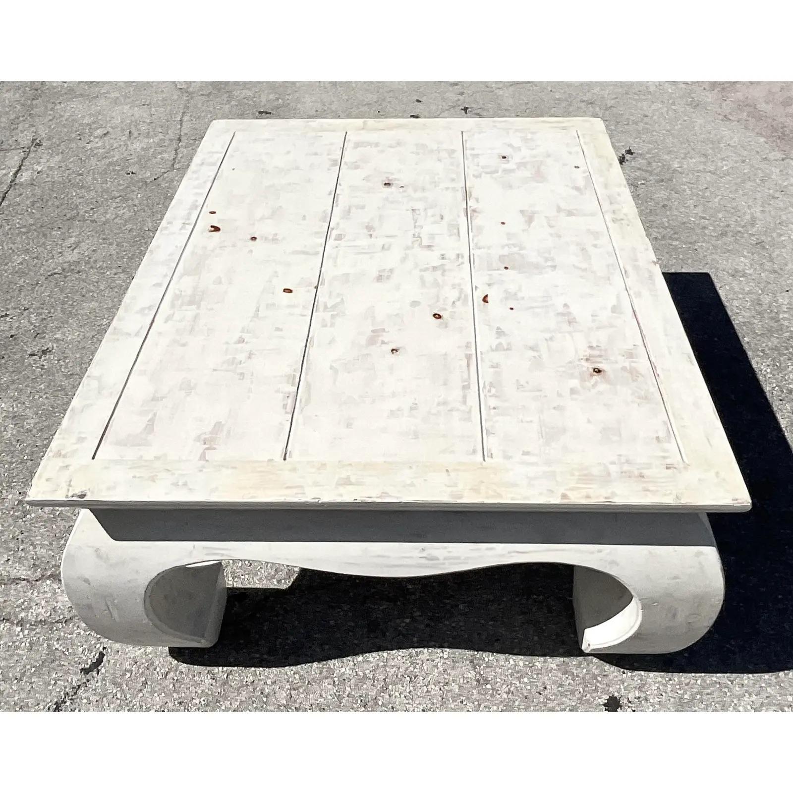 Nord-américain Table basse vintage en pin noueux cérusé de la côte, Ming en vente