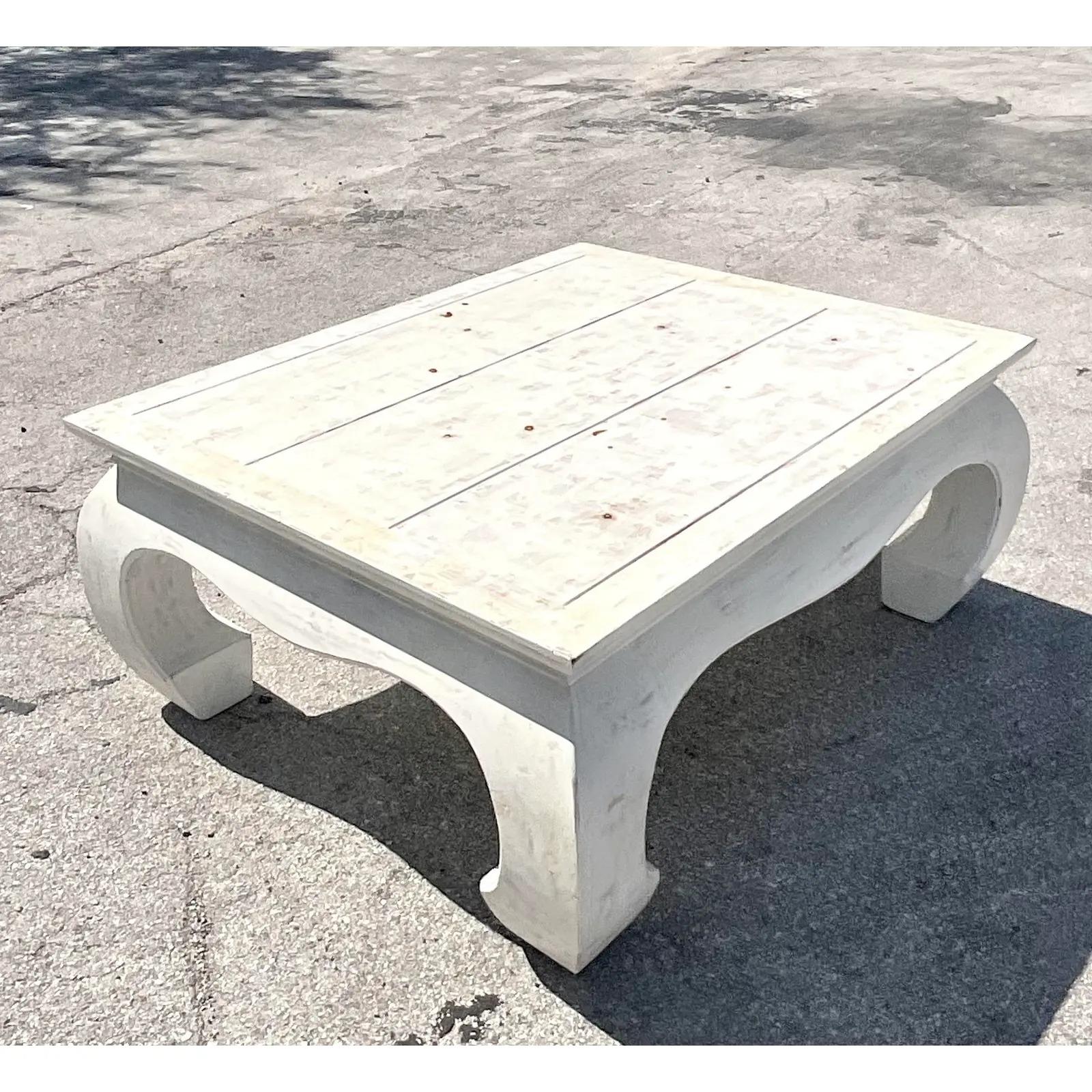 20ième siècle Table basse vintage en pin noueux cérusé de la côte, Ming en vente