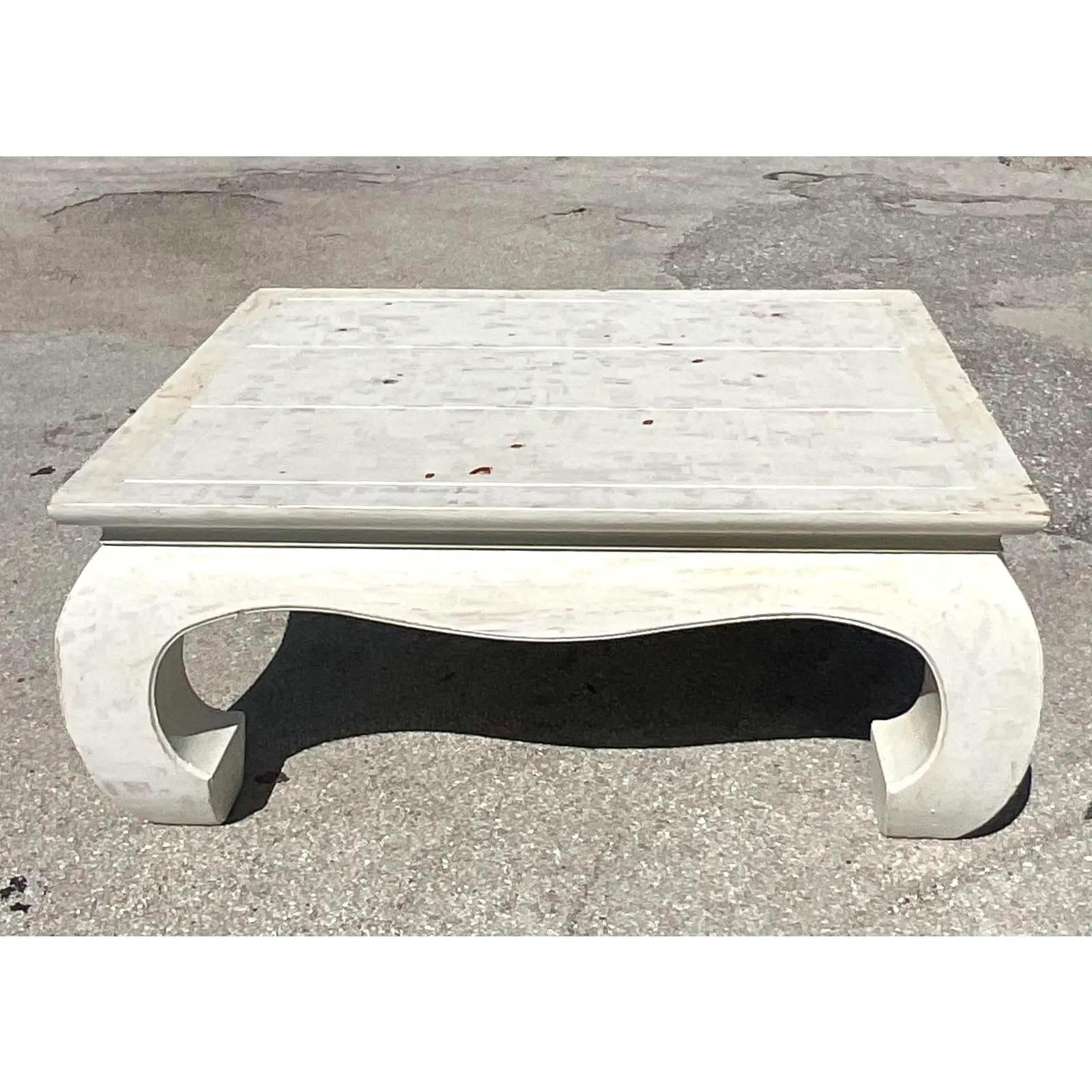 Table basse vintage en pin noueux cérusé de la côte, Ming en vente 1