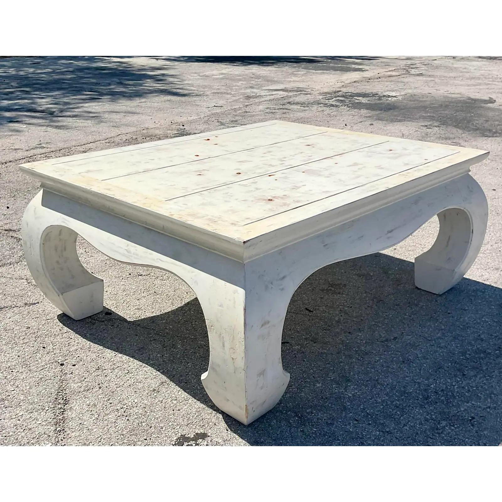 Table basse vintage en pin noueux cérusé de la côte, Ming en vente 2
