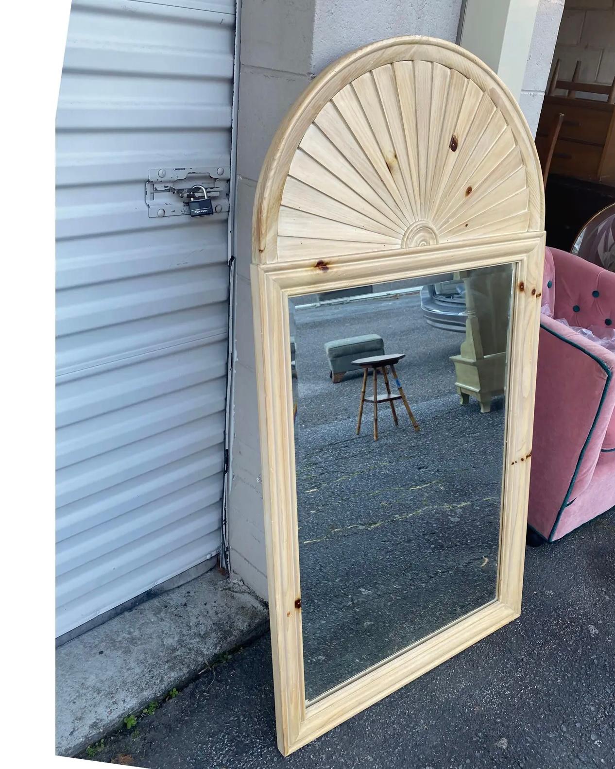 Américain Miroir arqué en pin cérusé vintage côtier en vente