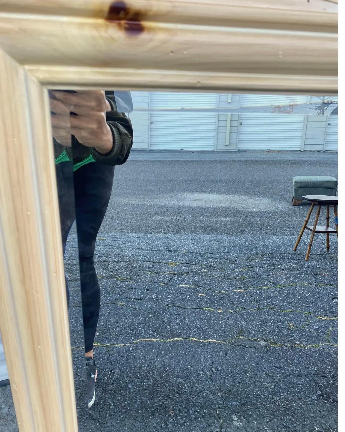 Miroir arqué en pin cérusé vintage côtier Bon état - En vente à Charleston, SC