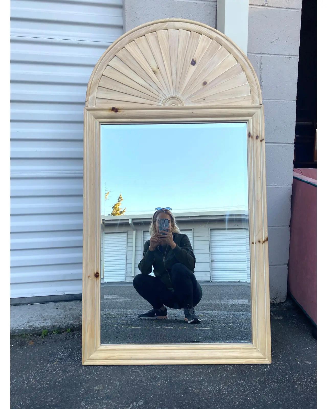 Miroir arqué en pin cérusé vintage côtier en vente 1