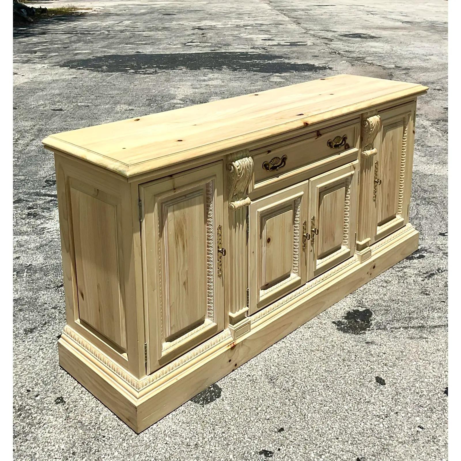 Vintage Coastal Cerused Pine geschnitzt Credenza (20. Jahrhundert) im Angebot