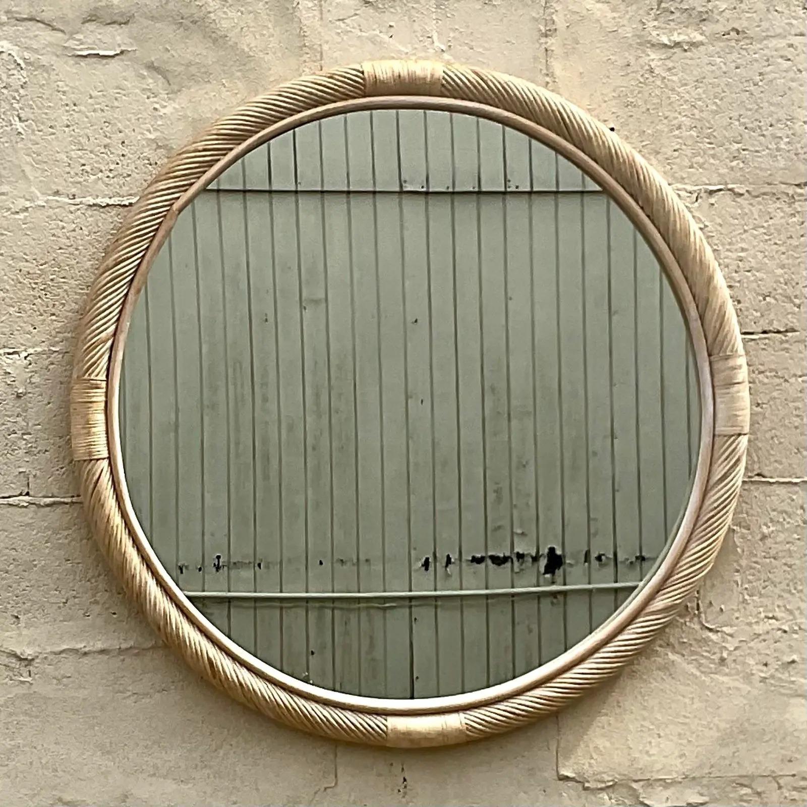 Un fabuleux miroir mural vintage de style côtier. Un rotin cérusé chic au design torsadé épuré. Acquis d'une propriété de Palm Beach.