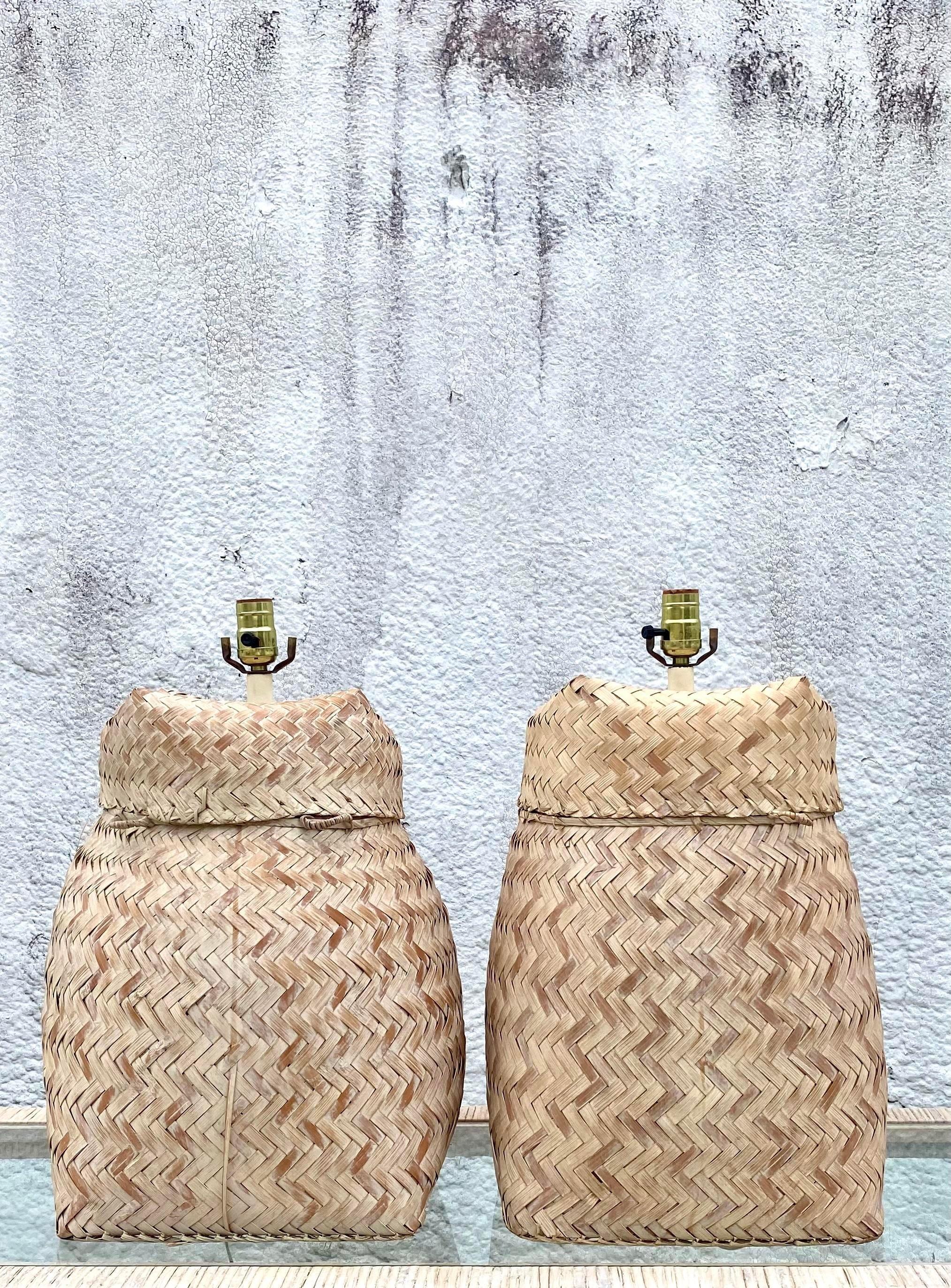 Fabuleuse paire de lampes de table en rotin tressé. Une finition légèrement cérusée dans une fabuleuse forme de panier. Contemporain et chic. Acquis auprès d'une succession de Naples.