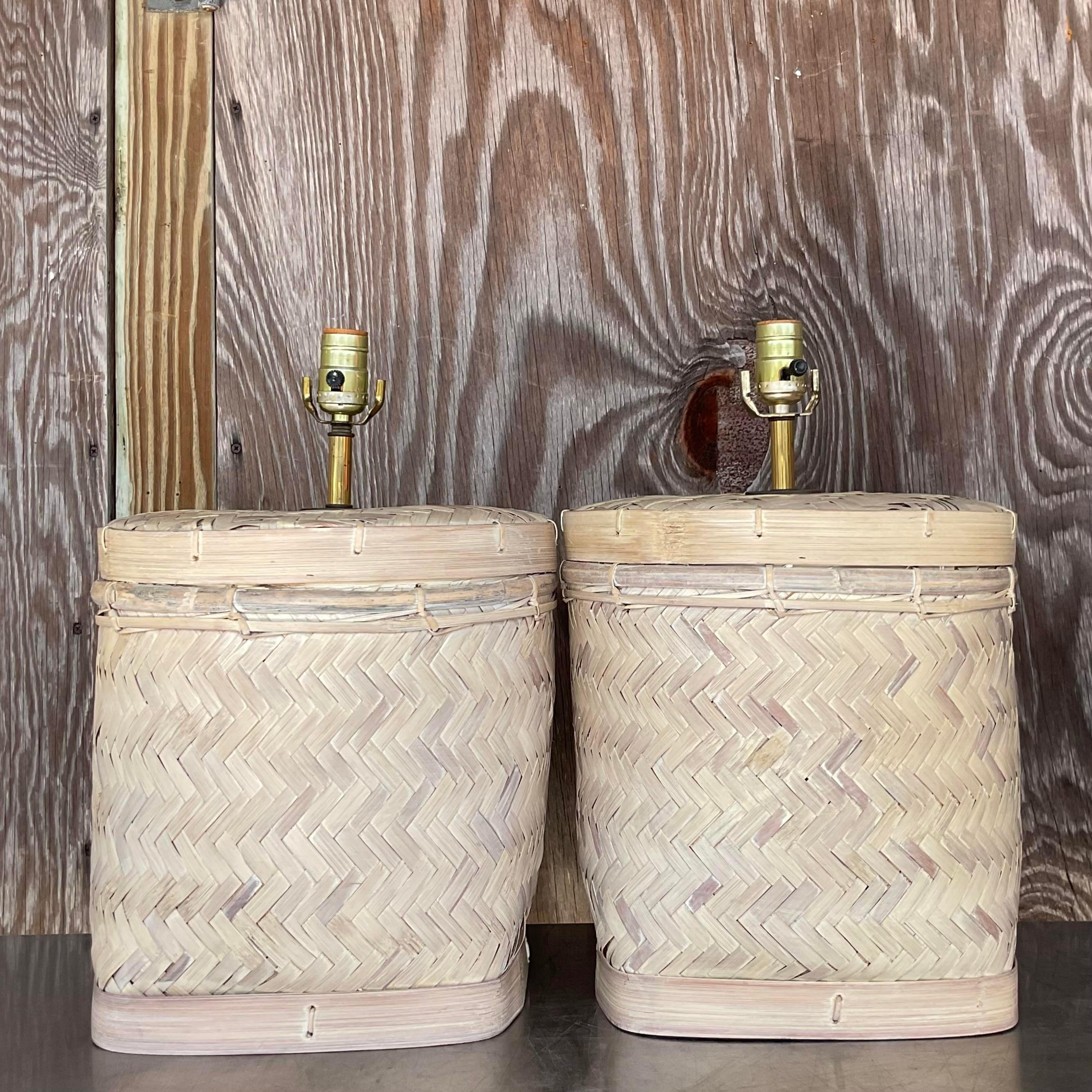 Une fabuleuse paire de lampes de table Vintage By. Une paire chic de paniers tambour en rotin tressé dans une finition cérusée. Acquis d'une propriété de Palm Beach.