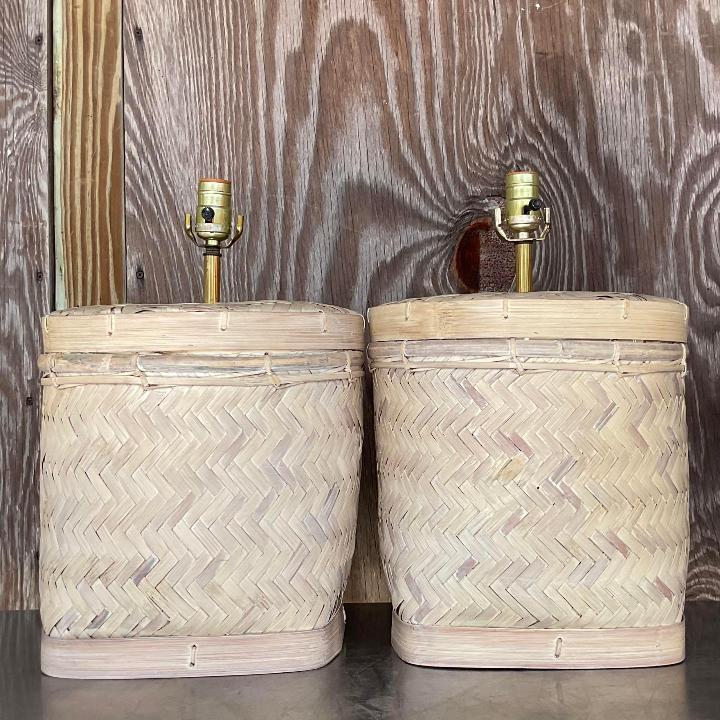 Philippin Paire de lampes de table vintage en rotin tressé cérusé de style côtier en vente