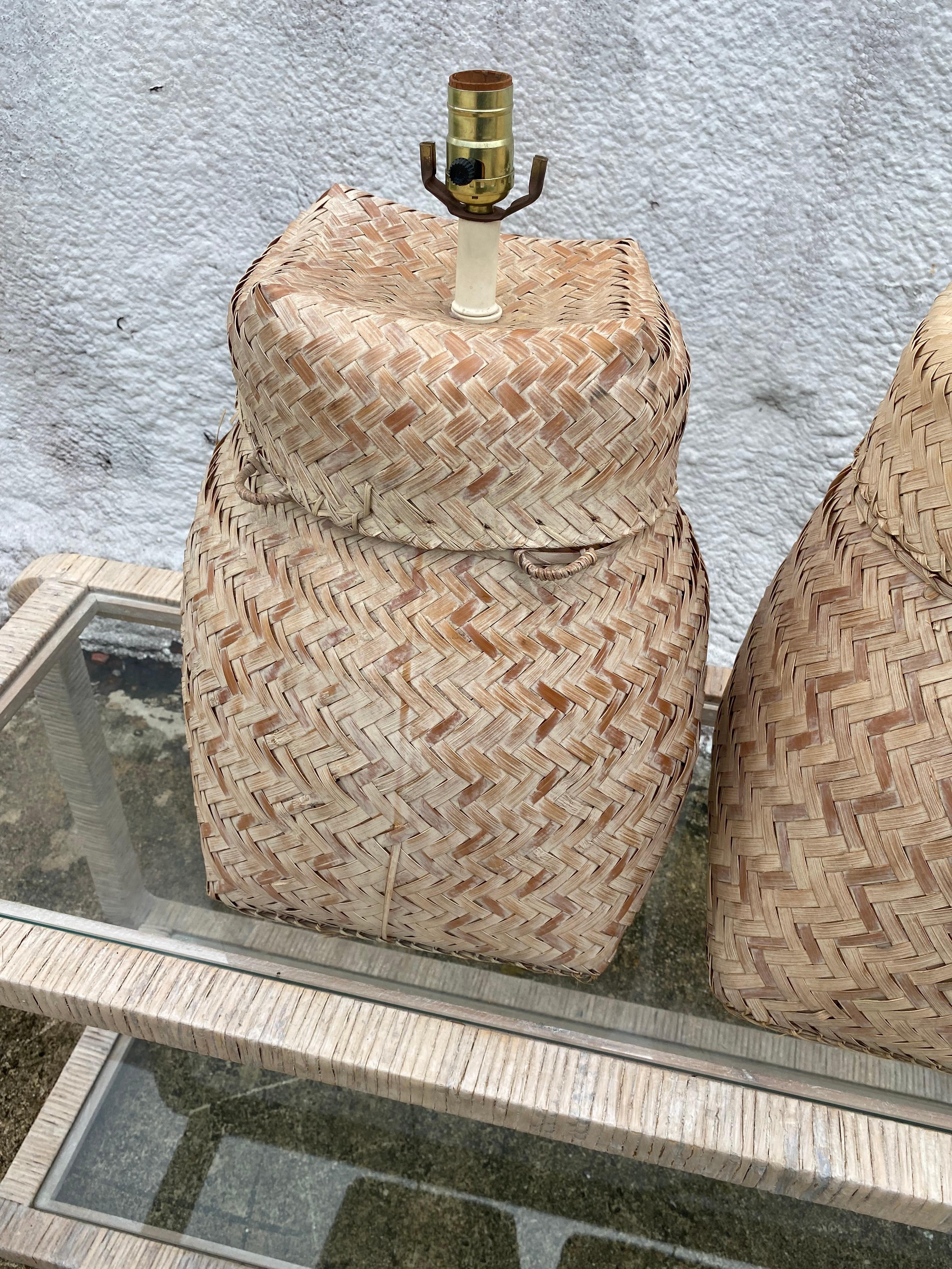 20ième siècle Paire de lampes de table vintage en rotin tressé cérusé de style côtier en vente