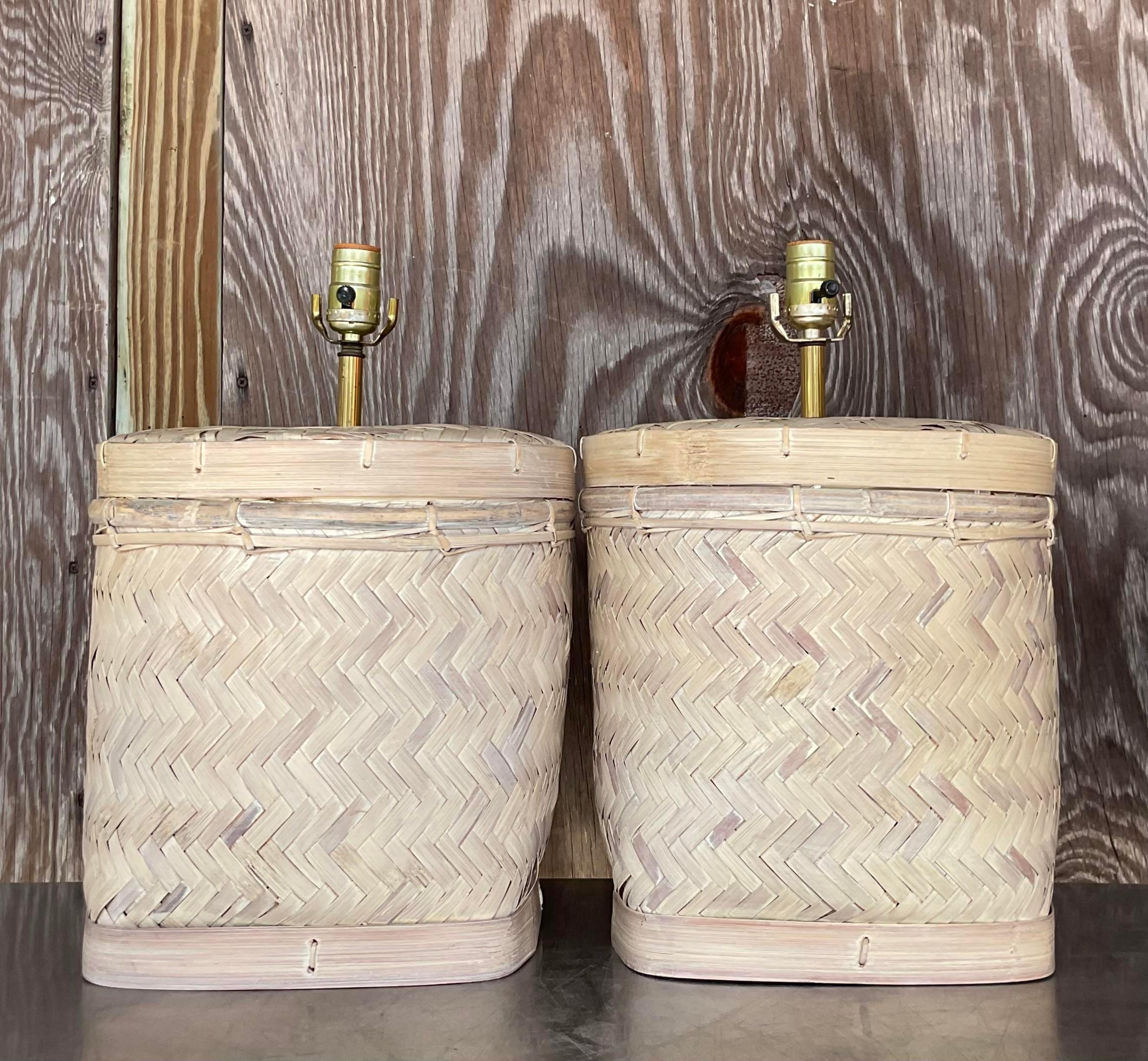 Paire de lampes de table vintage en rotin tressé cérusé de style côtier Bon état - En vente à west palm beach, FL