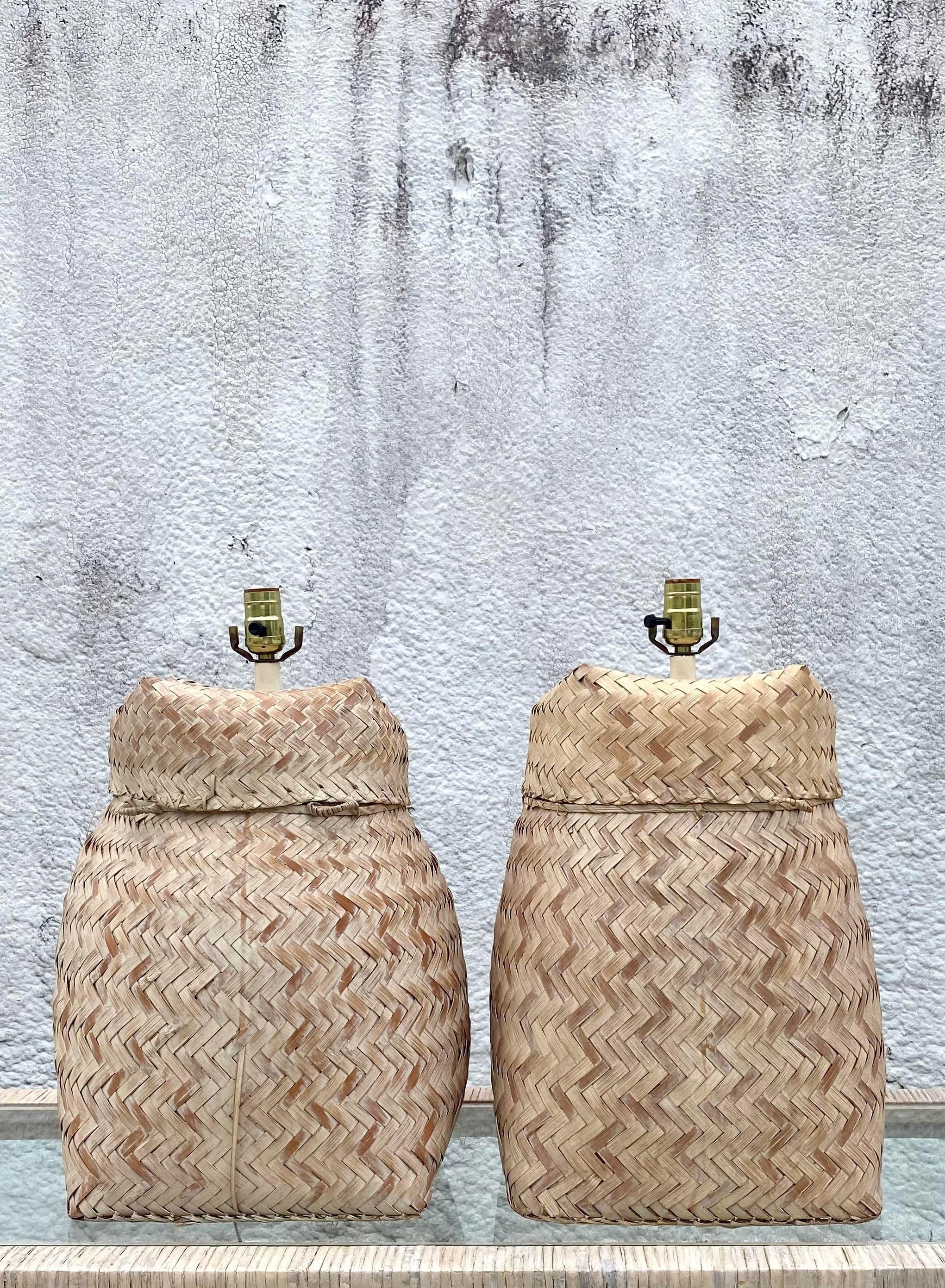 Rotin Paire de lampes de table vintage en rotin tressé cérusé de style côtier en vente