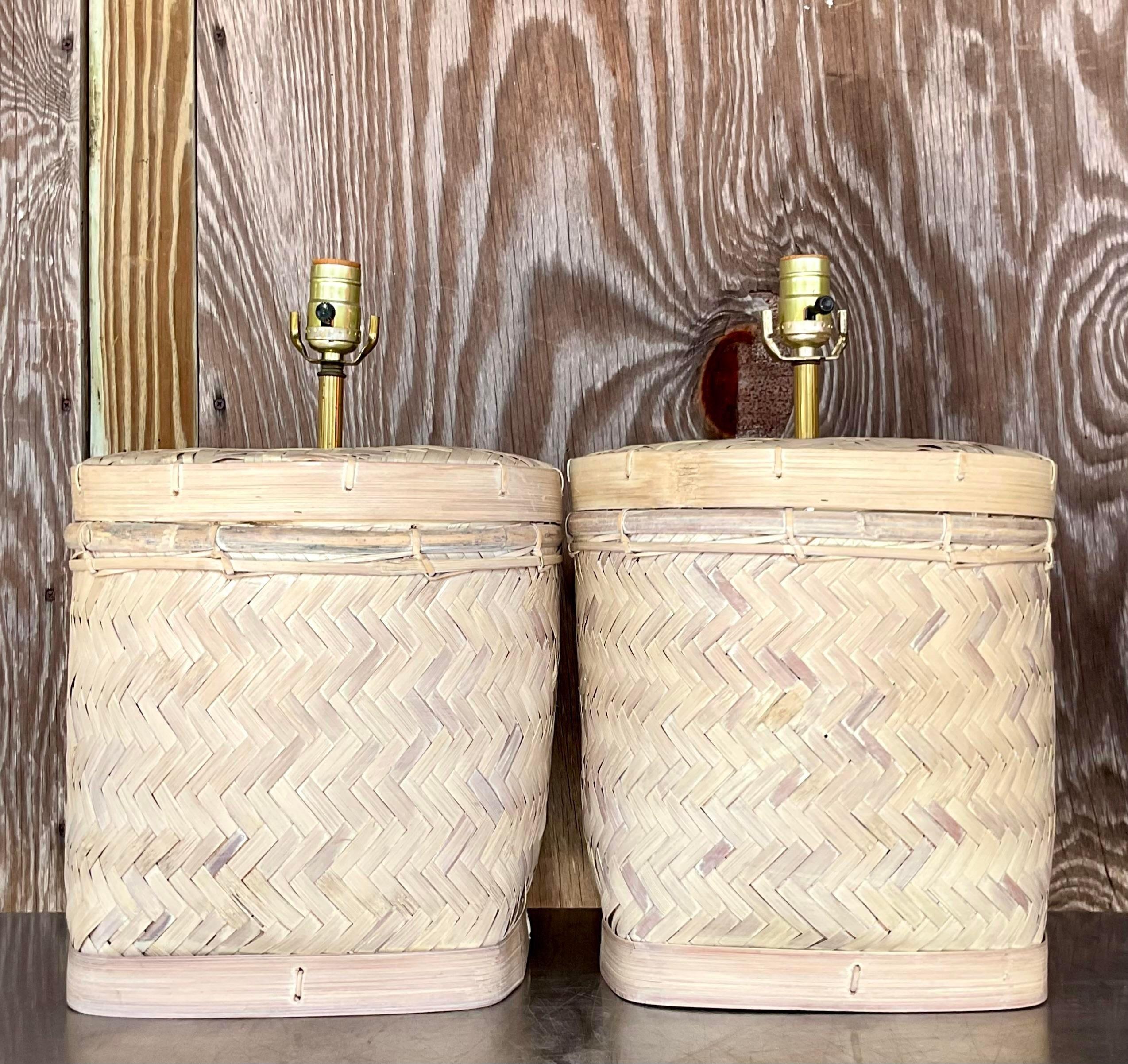20ième siècle Paire de lampes de table vintage en rotin tressé cérusé de style côtier en vente