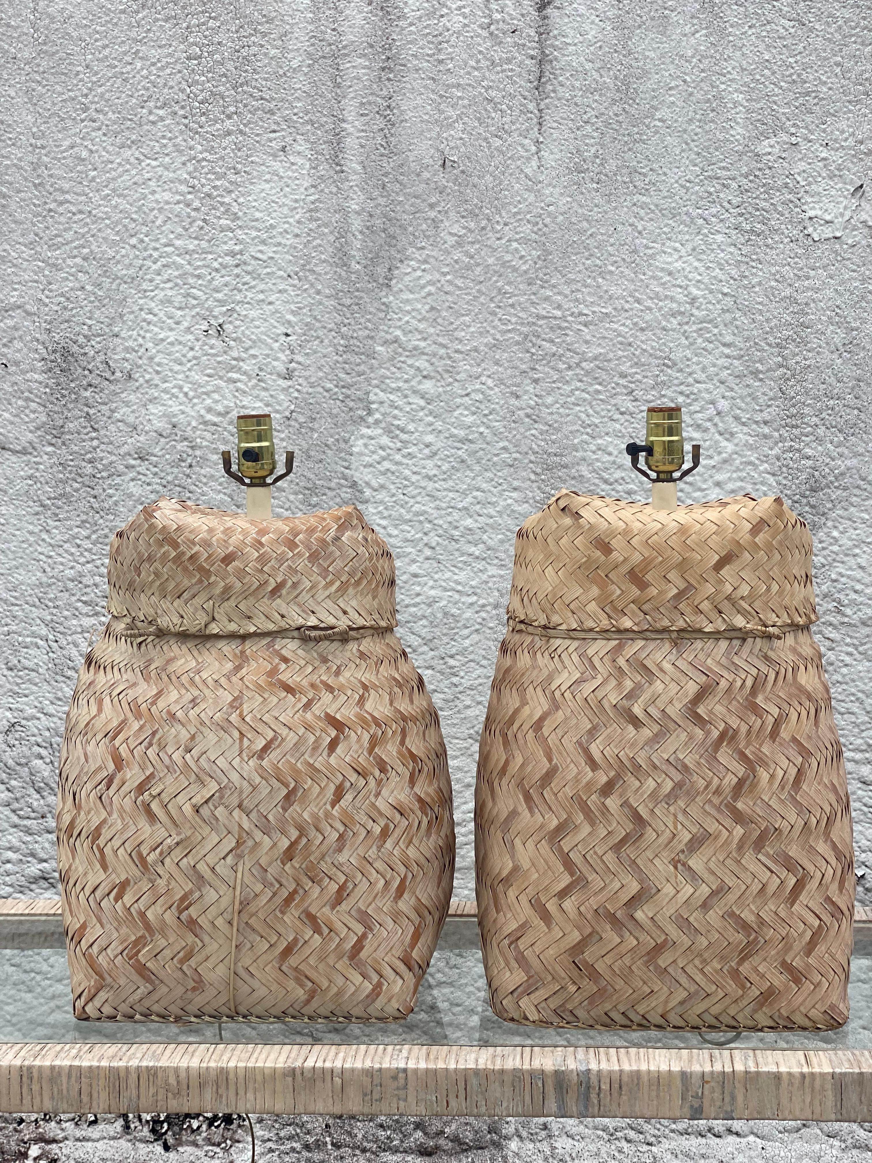 Paire de lampes de table vintage en rotin tressé cérusé de style côtier en vente 1