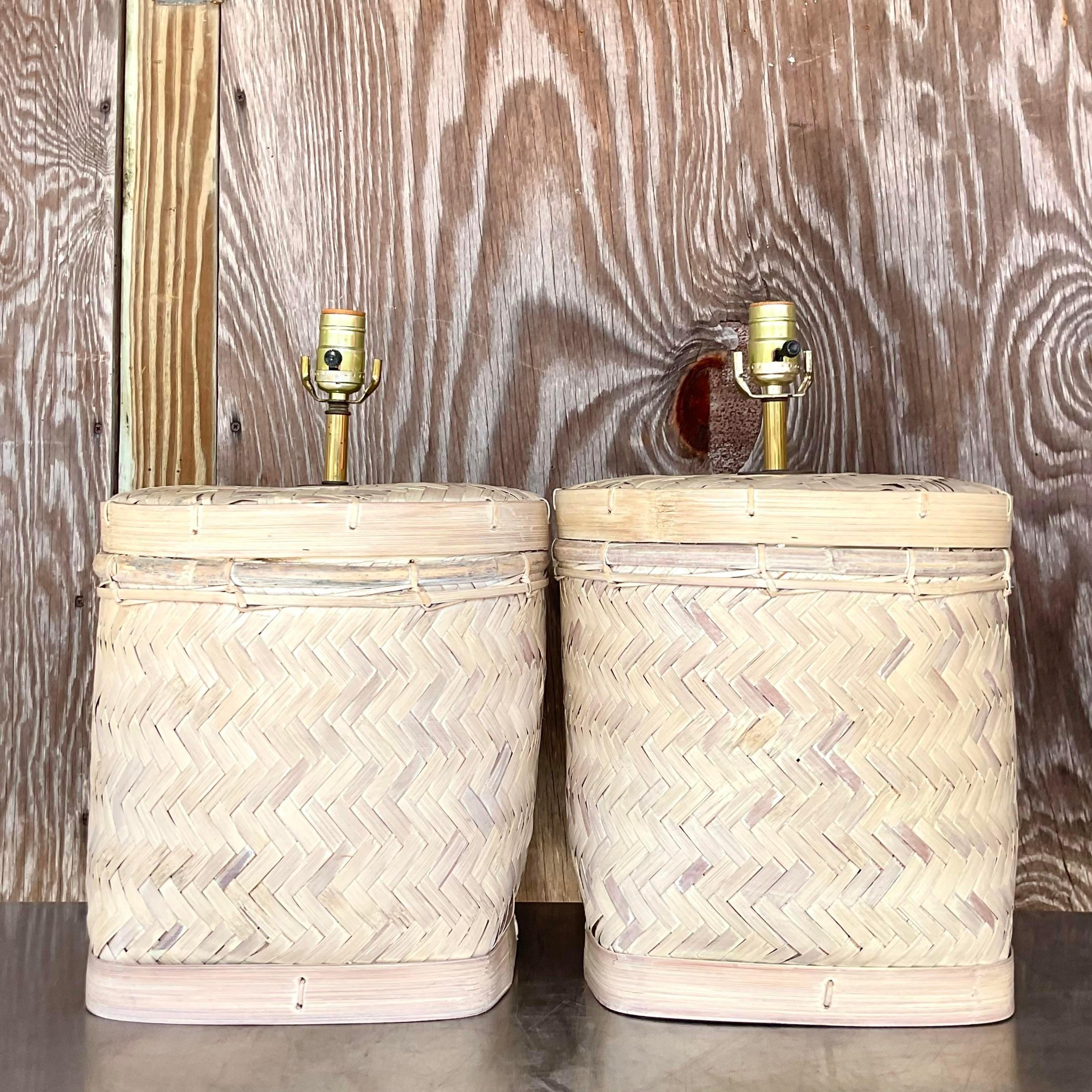 Rotin Paire de lampes de table vintage en rotin tressé cérusé de style côtier en vente