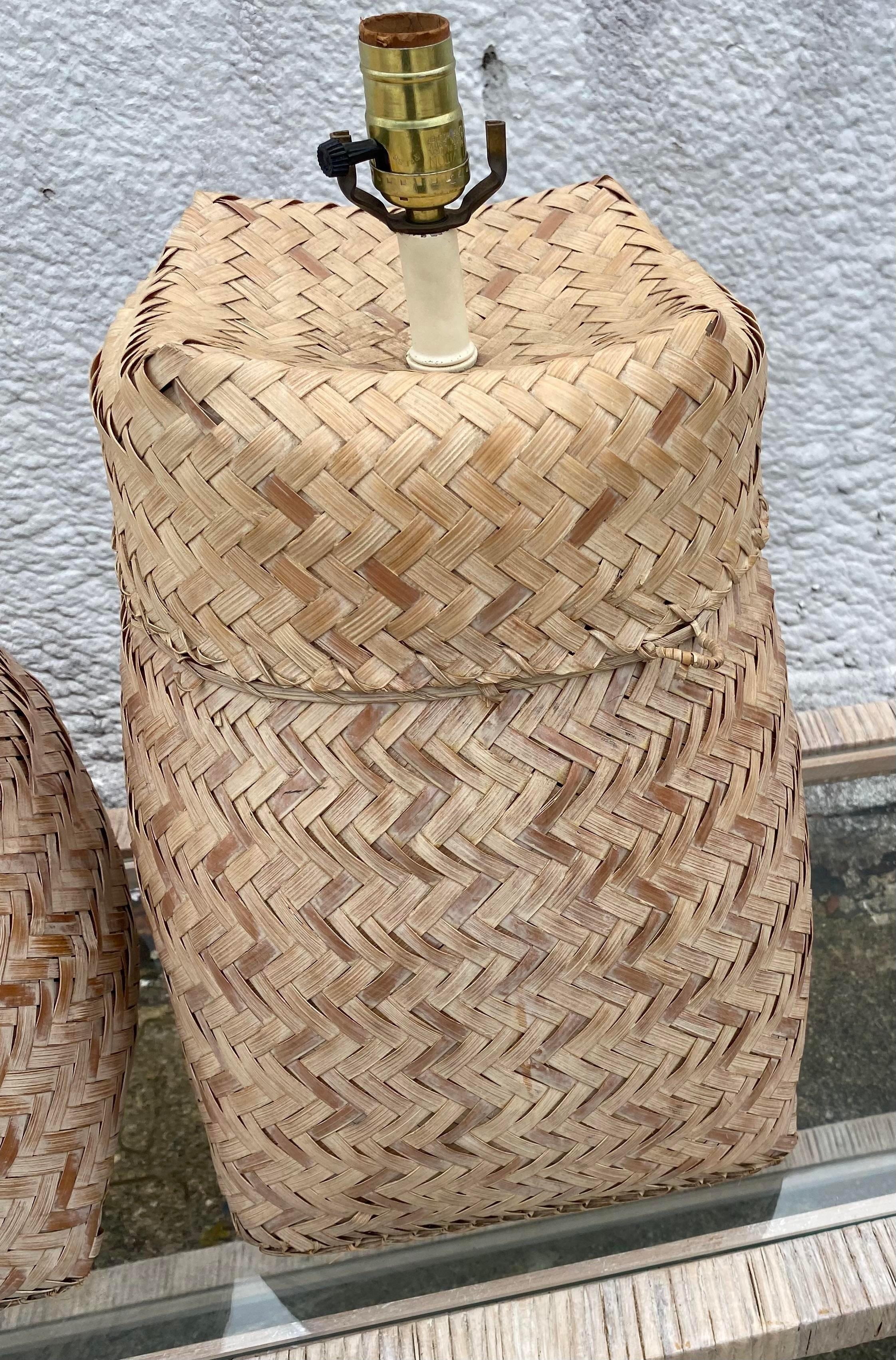 Paire de lampes de table vintage en rotin tressé cérusé de style côtier en vente 2