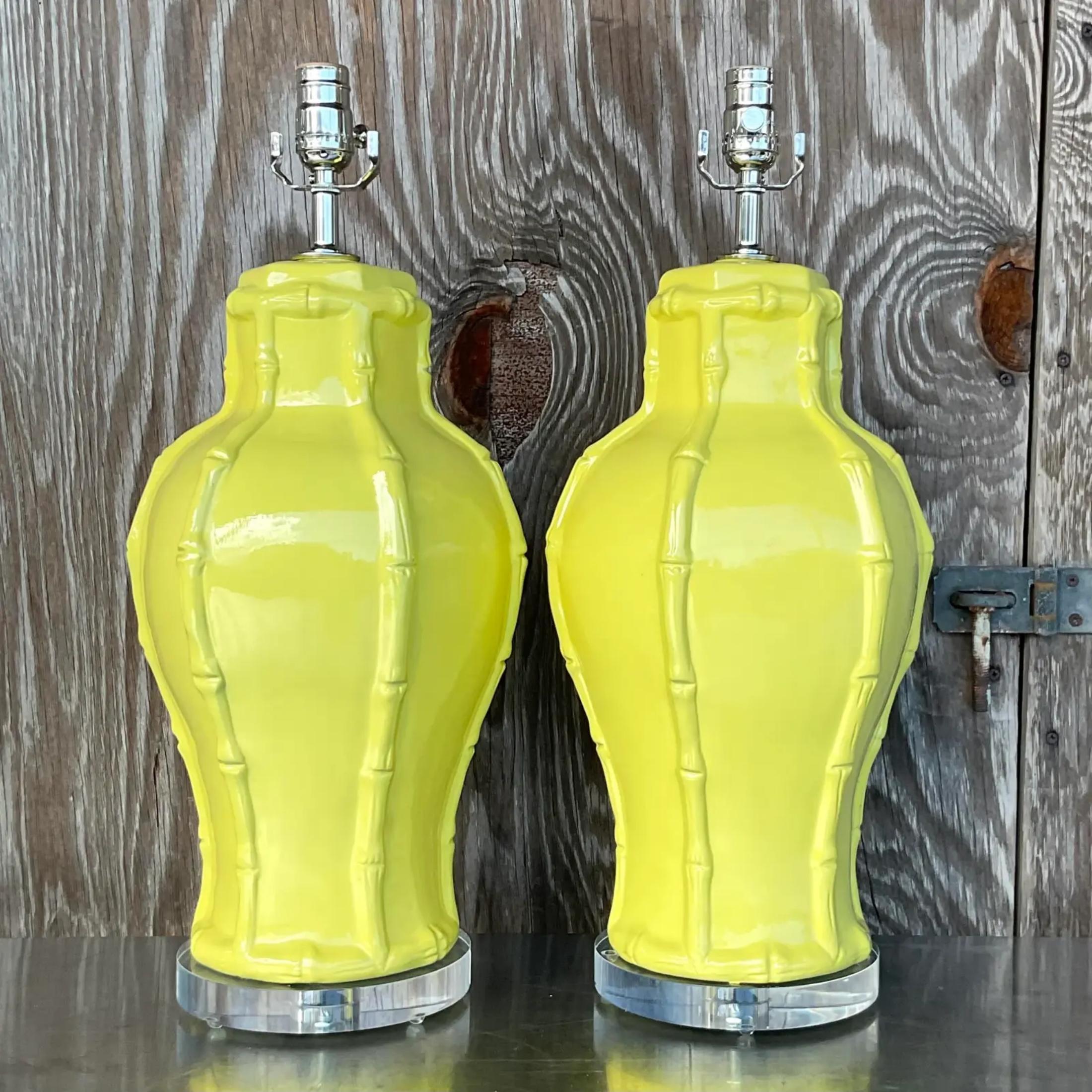 Paire de lampes côtières vintage en bambou chartreuse Bon état à West Palm Beach, FL