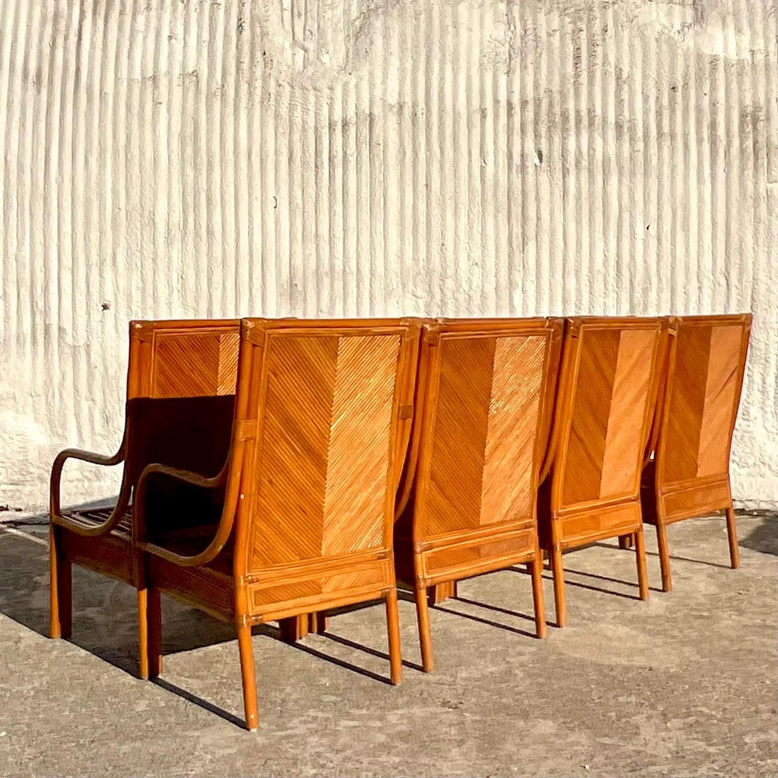 Un fantastique ensemble de 8 chaises de salle à manger vintage By. Incroyable cadre en roseau dans un design Chevron chic. Deux fauteuils et six côtés. Acquis d'une propriété de Palm Beach.