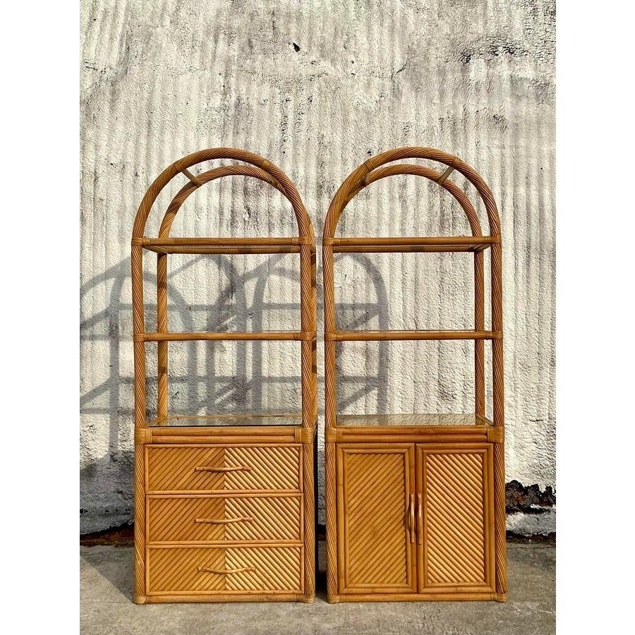 Ogni pezzo è caratterizzato da un bellissimo piano ad arco e da intricati dettagli in rattan con motivo chevron sui cassetti e sulle ante del mobile. Gli scaffali aperti e le superfici in vetro offrono ampio spazio per esporre decorazioni, libri o