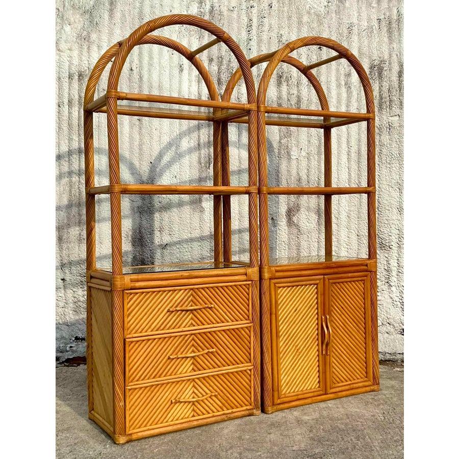 Filippino Etagere ad arco in rattan Chevron vintage - una coppia in vendita