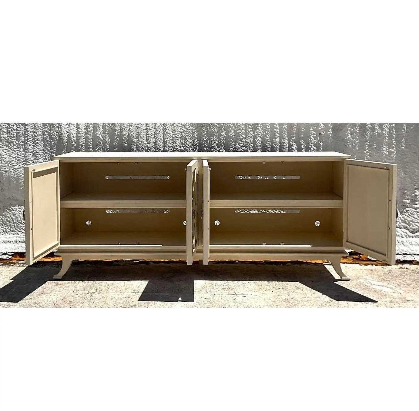 Apportez une touche d'élégance côtière à votre intérieur avec la crédence miroir Vintage By Chinese Chippendale After Century. Cette pièce de style américain associe le design Chippendale chinois classique à une finition miroir, offrant une solution